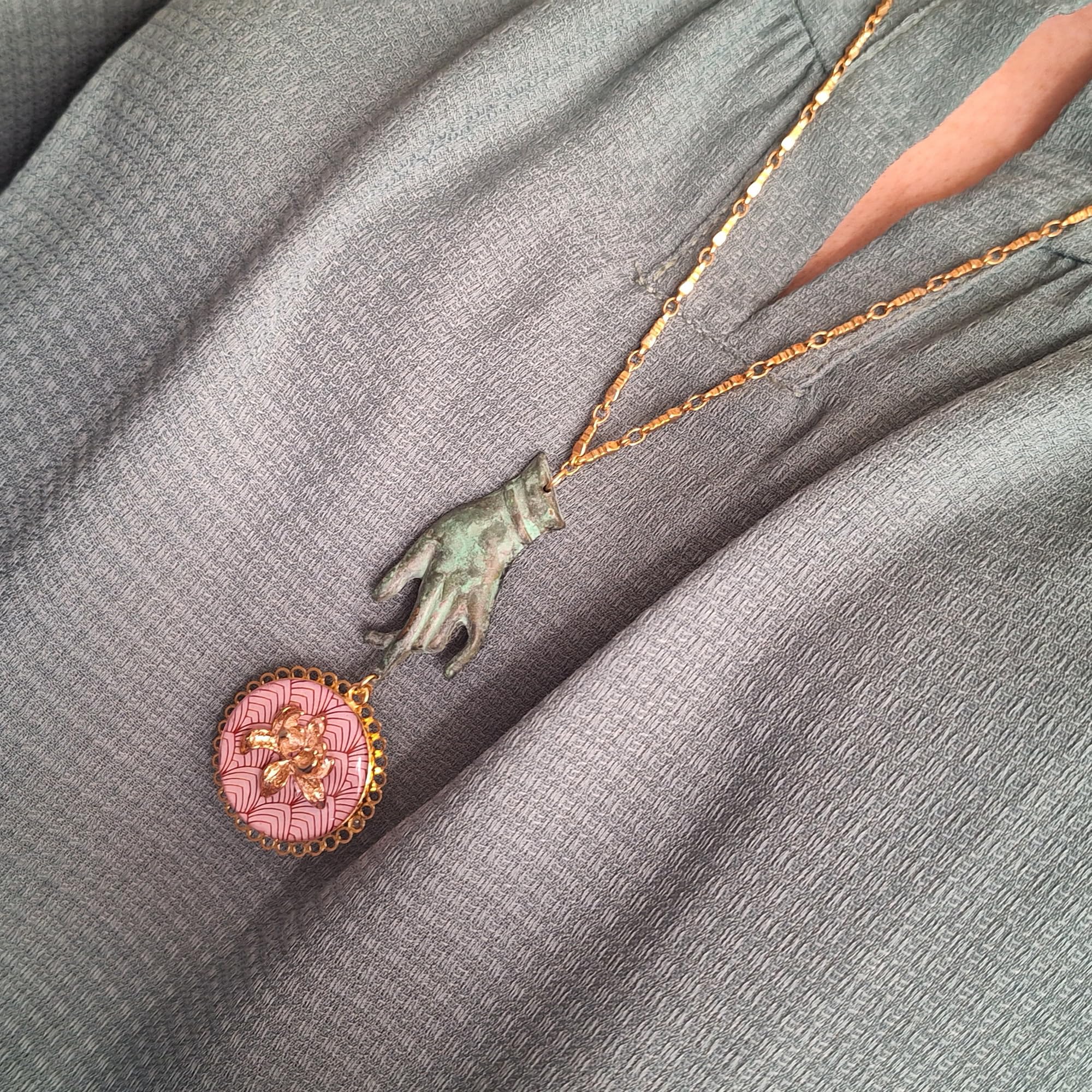 Collana lunga con catene in ottone dorato, pendente fiore in resina, pezzo unico