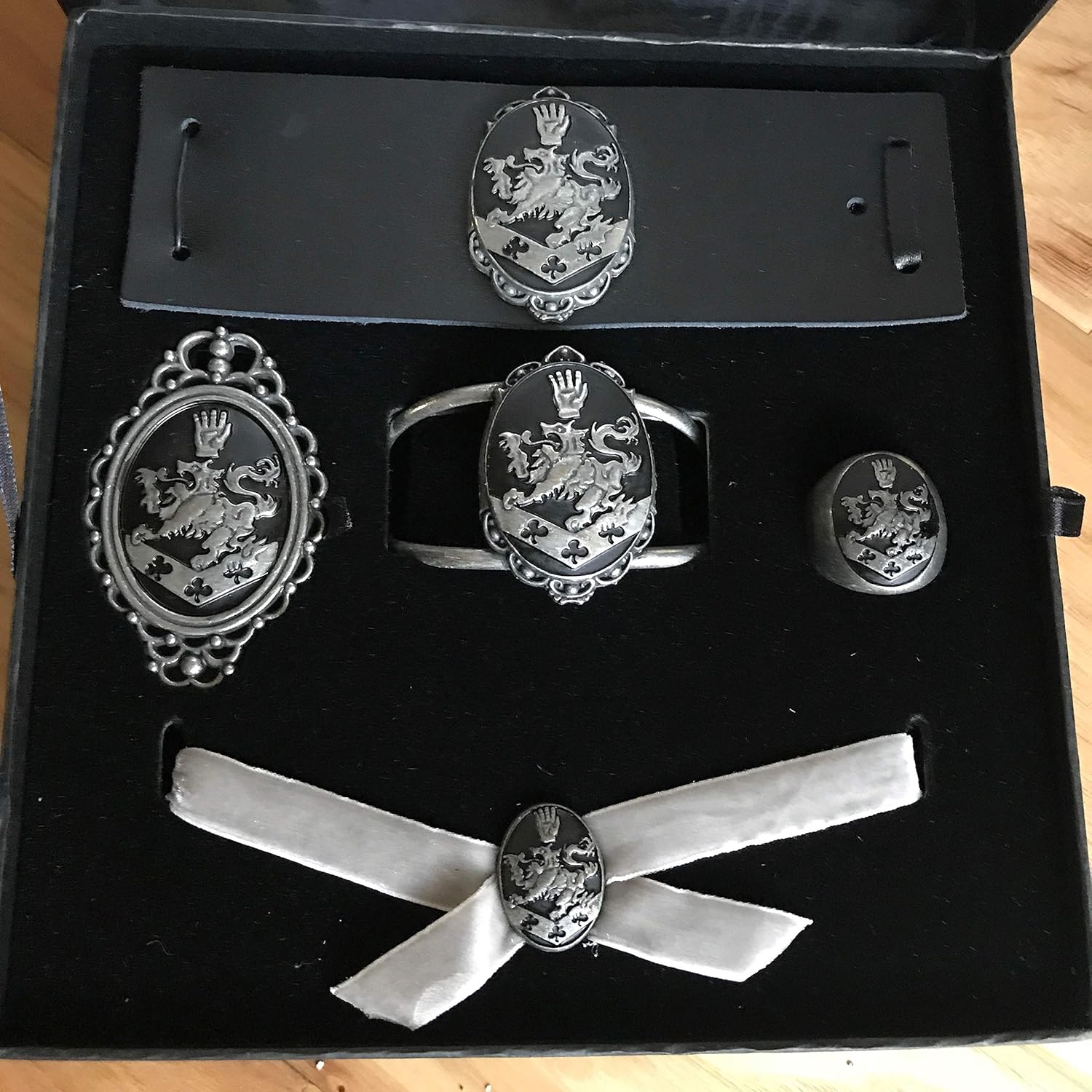 Twilight Limited Edition Official Complete Jewelry Set of the Cullen Family - Image 4