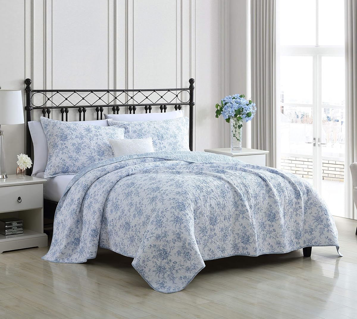 Laura Ashley - Juego de edredón Queen, ropa de cama de algodón suave con fundas a juego, diseño floral reversible, decoración floral de la habitación, ligero para usar en capas durante todo el año (jardín amurallado azul)