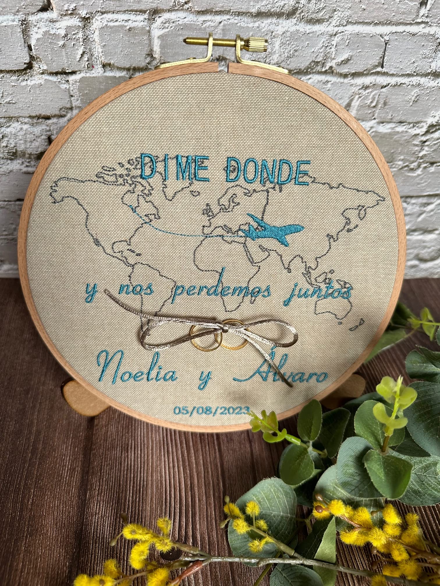 Bastidor porta alianzas de 22 cm., bordado personalizado con nombres y fecha. Con cordel para anudar los anillos. VPM Original. Fabricación española.