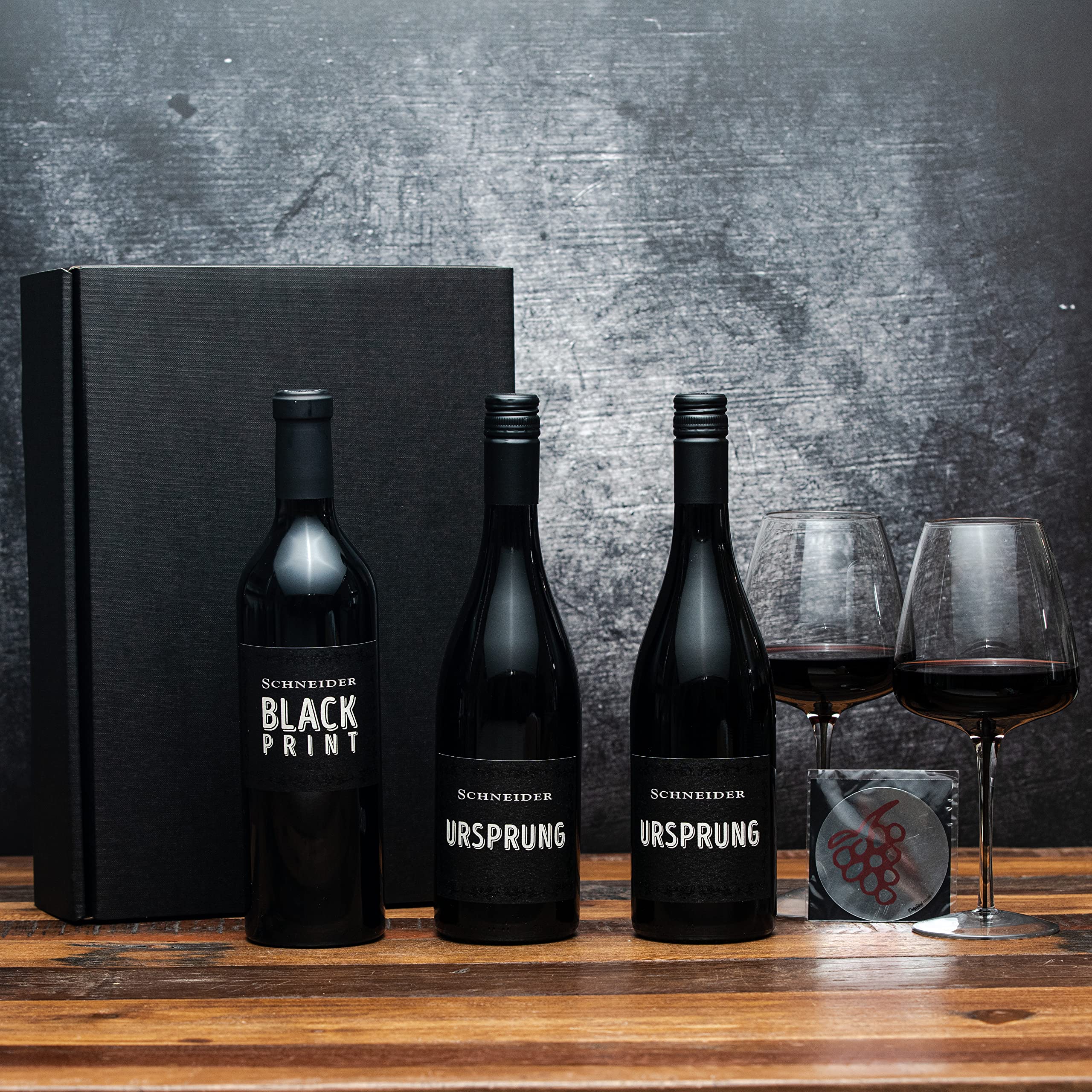 Geschenkset Rotwein von Markus Schneider | 2 Fl. Ursprung | 1 Fl. Black Print | Weingut Markus Schneider | Pfalz | 1 Weinausgießer Drop Stop fabelhafte-geschenke in hochwertiger Geschenkverpackung