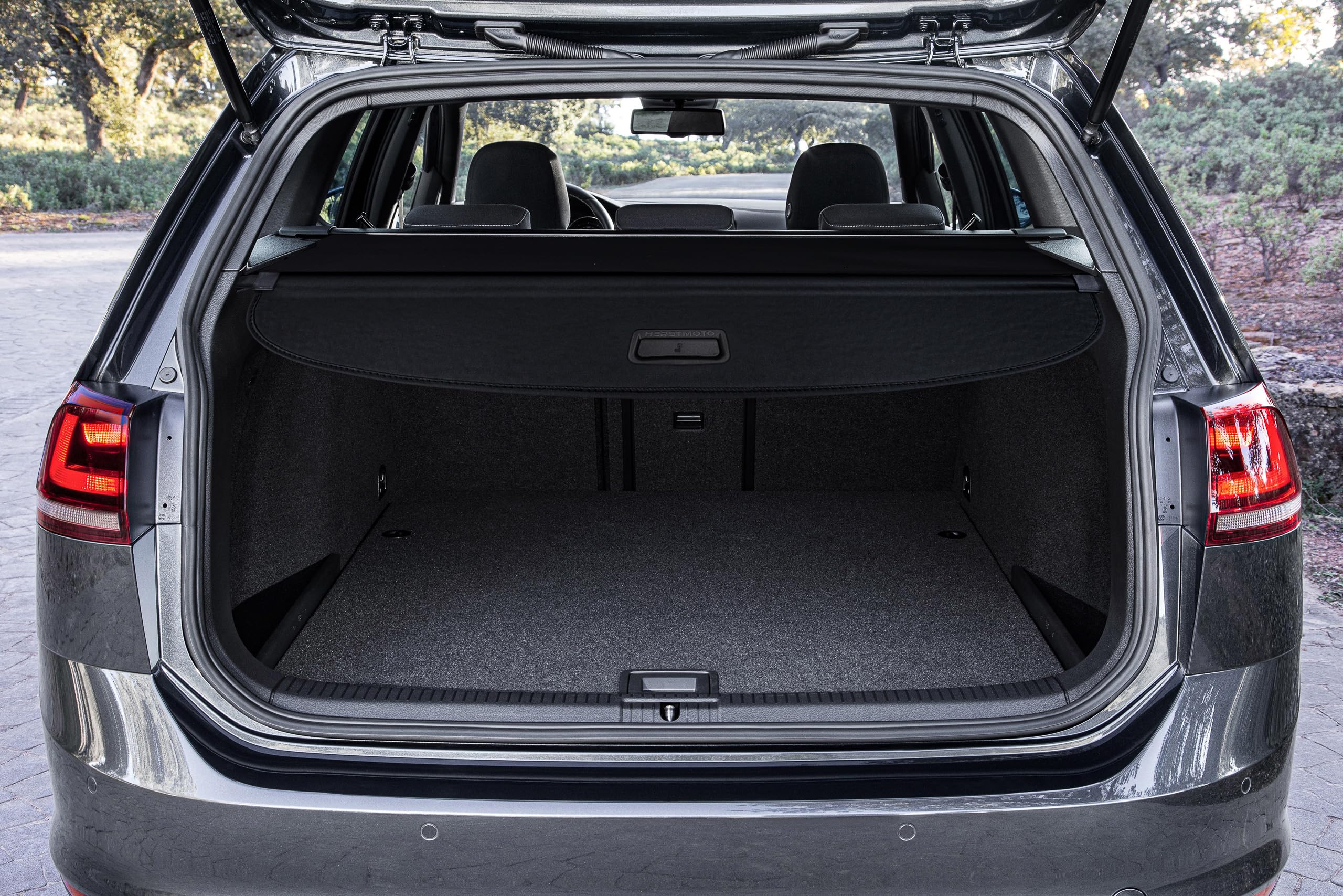 Kofferraumabdeckung Laderaumabdeckung mit Halterungen – Kofferraum Rollo Gepäckraumabdeckung passend für Volkswagen Golf 7 VII 5G Variant (Kombi) 2013-2020 5G9867871F