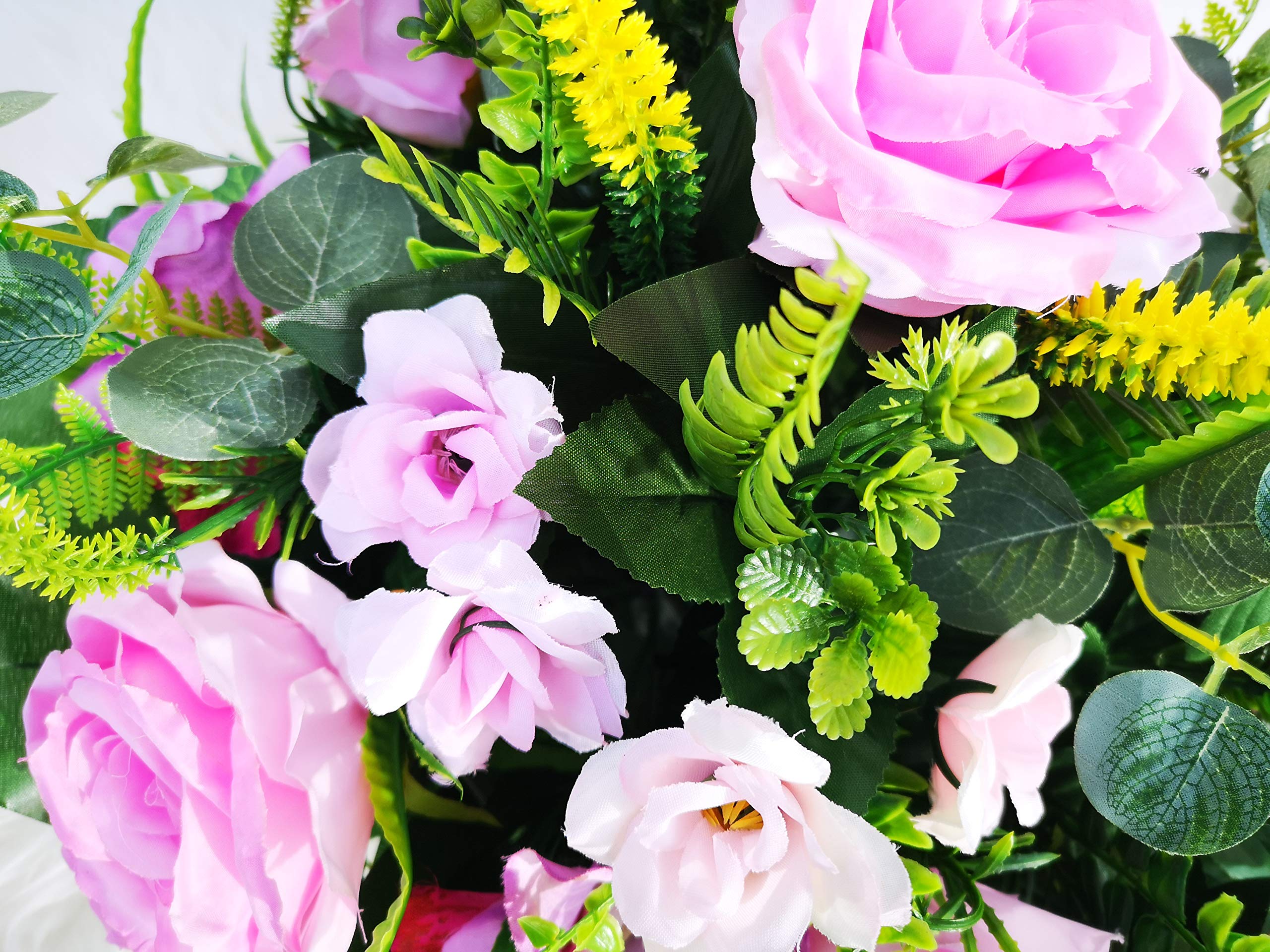 Composition de Fleurs Artificielles, Lesté Ciment pour Une Très Bonne Tenue à L' extérieur, Réalisé par Nos Soins, Les Fleurs sont De Très Bonne Qualité.