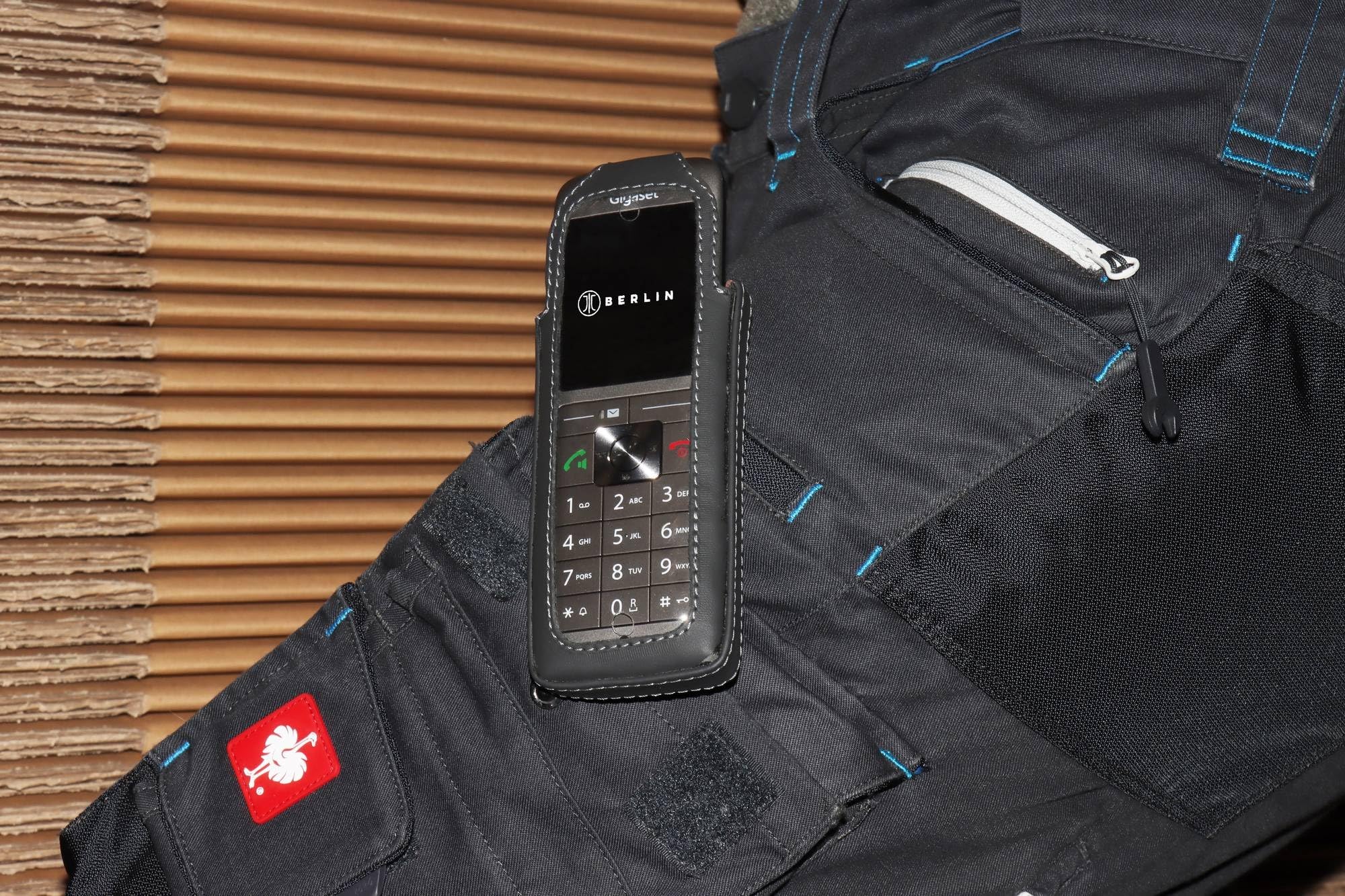 JT Berlin Turnline Funda de Cuero para Aastra 630 / 630d / Mitel 630-632dt Funda para cinturón [Cuero auténtico, Clip Giratorio para cinturón con 8 Posiciones, Fabricada a Mano en Europa] – Negro