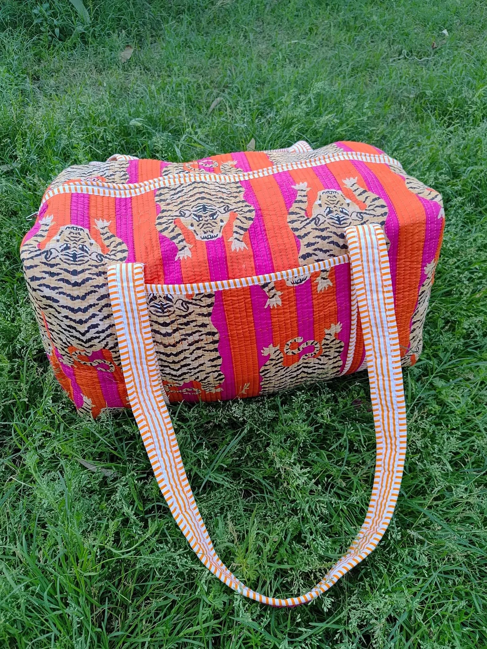 INDACORIFY Gesteppte Tragetasche | Große Shopper-Tasche mit Seidendruck für Damen | Indische handgefertigte Tasche mit verschiedenen Drucken und Reißverschluss
