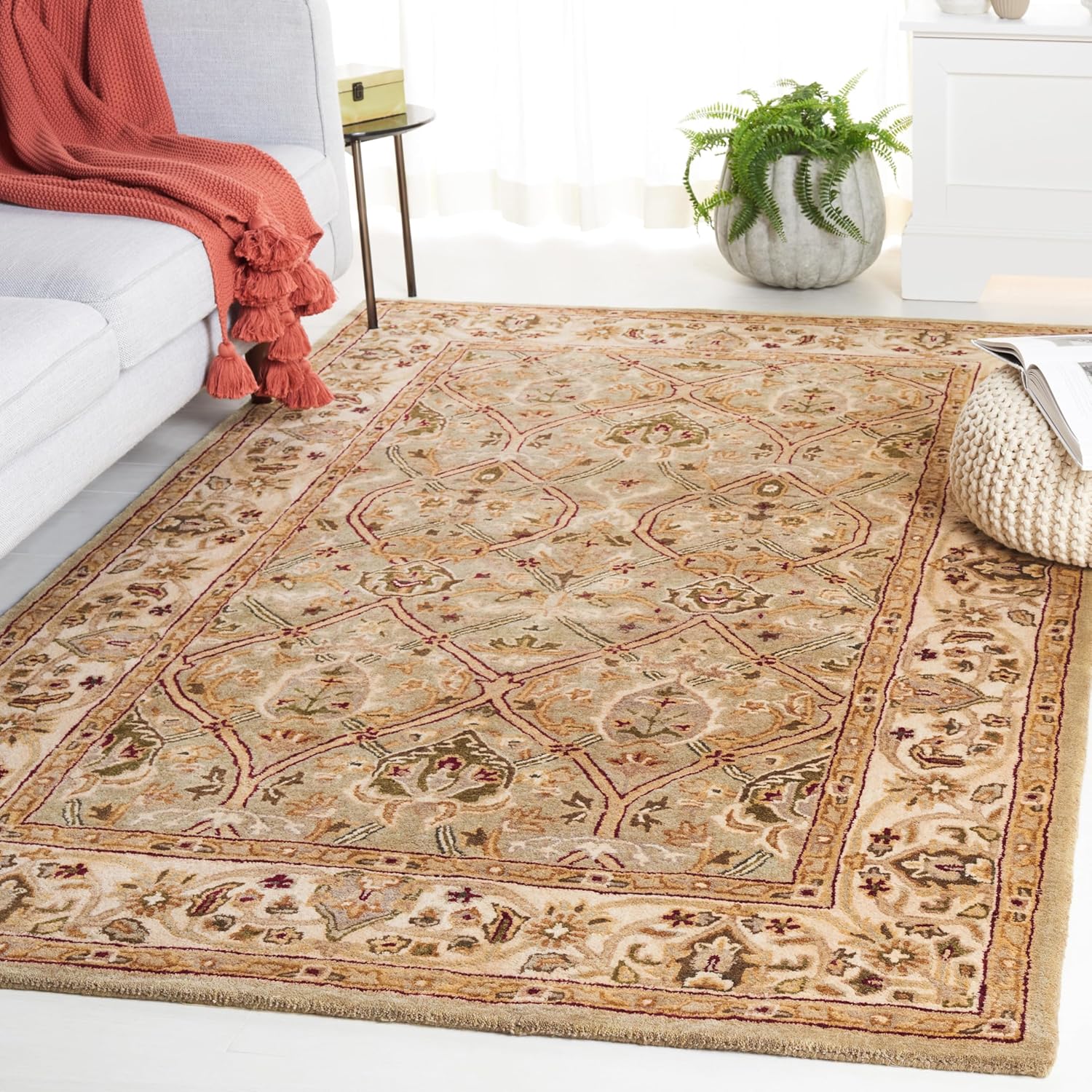 SAFAVIEH Persian Legend Collection Accent Rug – 4′ x 6′, Light Green & Beige, Ha…