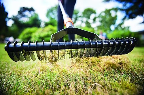 Miniatura 7 de Fiskars QuikFit 1000655 - Rastrillo aireador, cabezal de herramienta, ancho 14.6 in, negronaranja