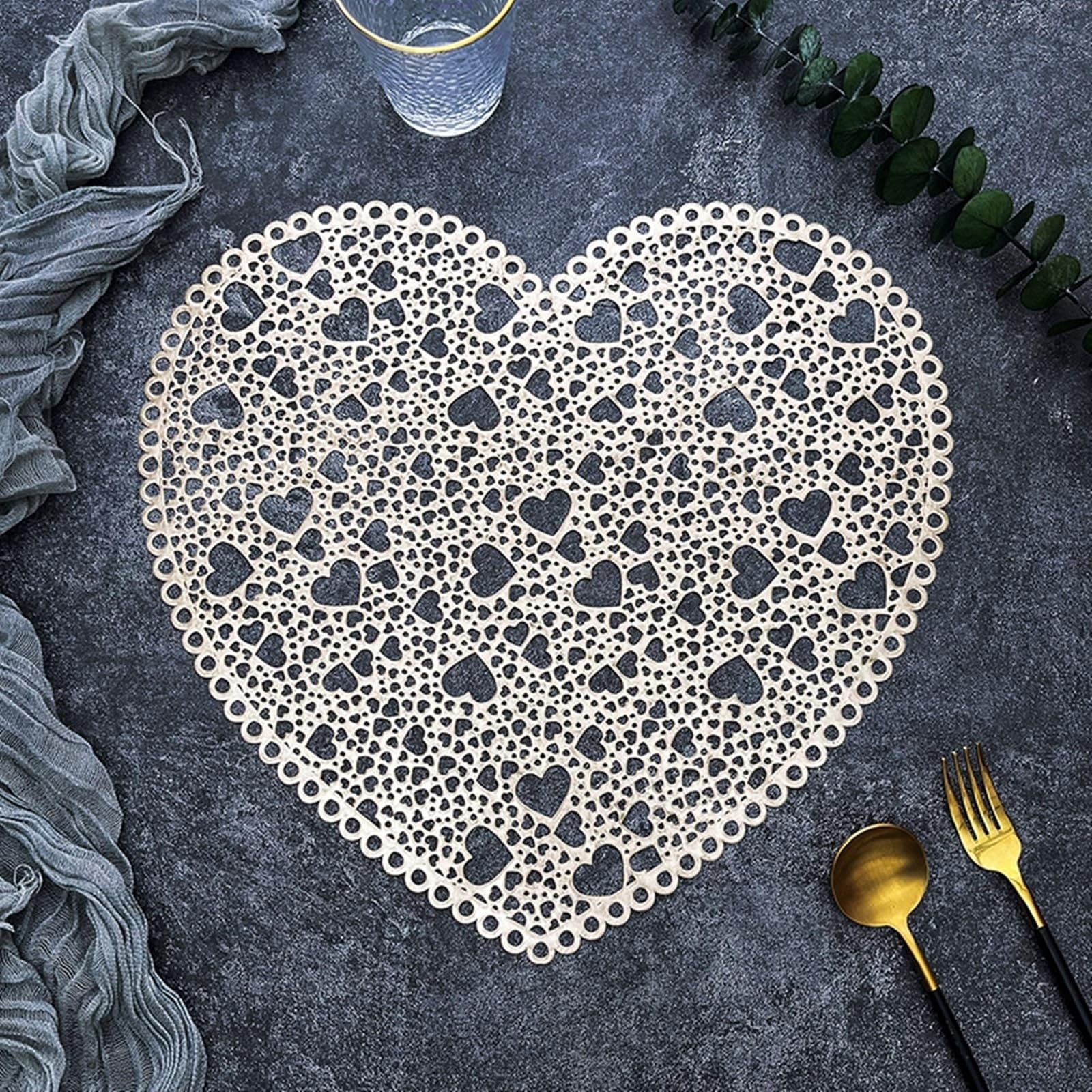 Placemat Juego de 6 manteles individuales dorados con diseño de corazones huecos, 38 x 38 cm, para cocina y comedor