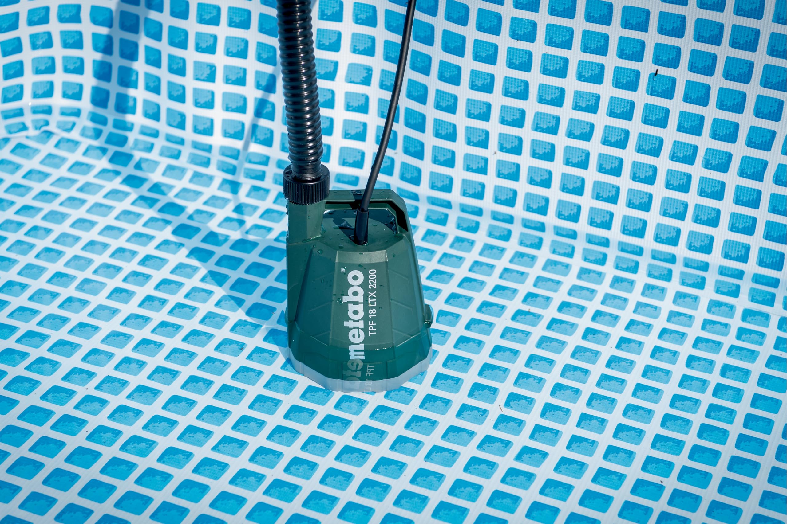 metabo Pompe Immergée TPF 18 LTX 2200, pour Récupérateur d'Eau 18V | Pompe à batterie flexible 2200 l/h, refoulement 22 m, aspiration plate 1 mm, sans batterie ni chargeur