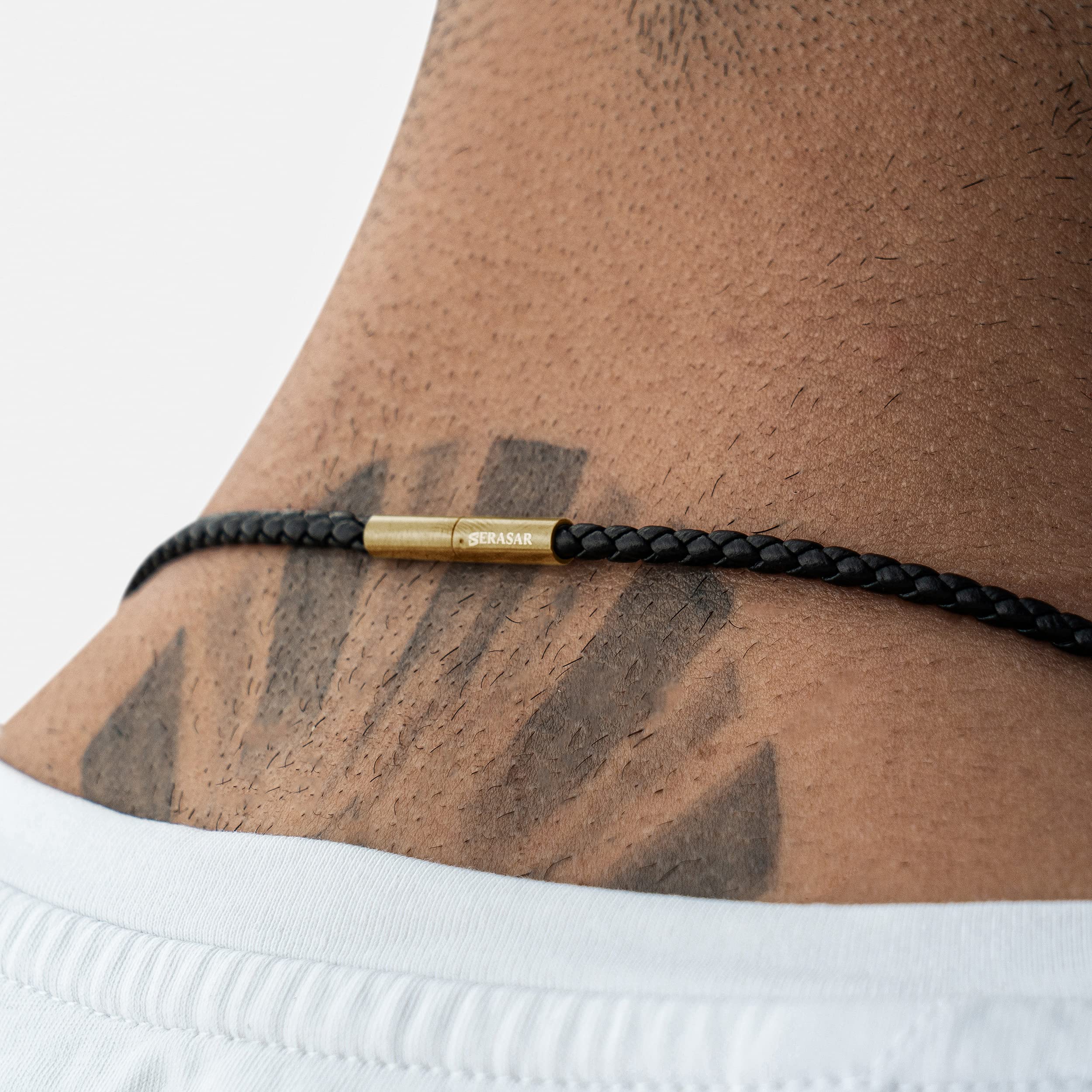 SERASAR Collier en Cuir Premium pour Hommes | Pendentif en Acier Inoxydable | Fermoir Sécurisé | Trois Couleurs | Boîte à Bijoux Inclus