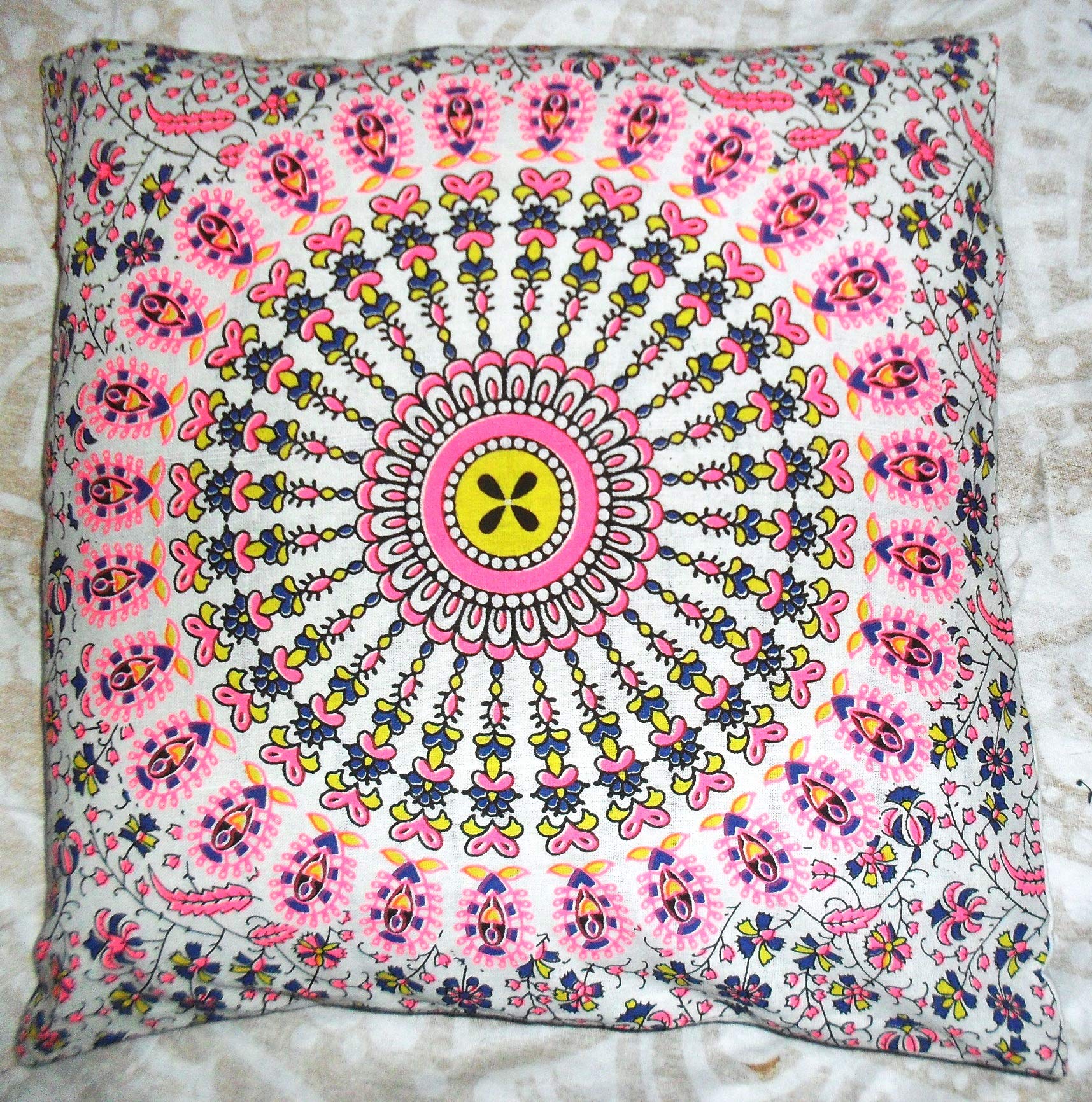 Pouf indien et housse de coussin boho à pompons pour sublimer votre déco de salon