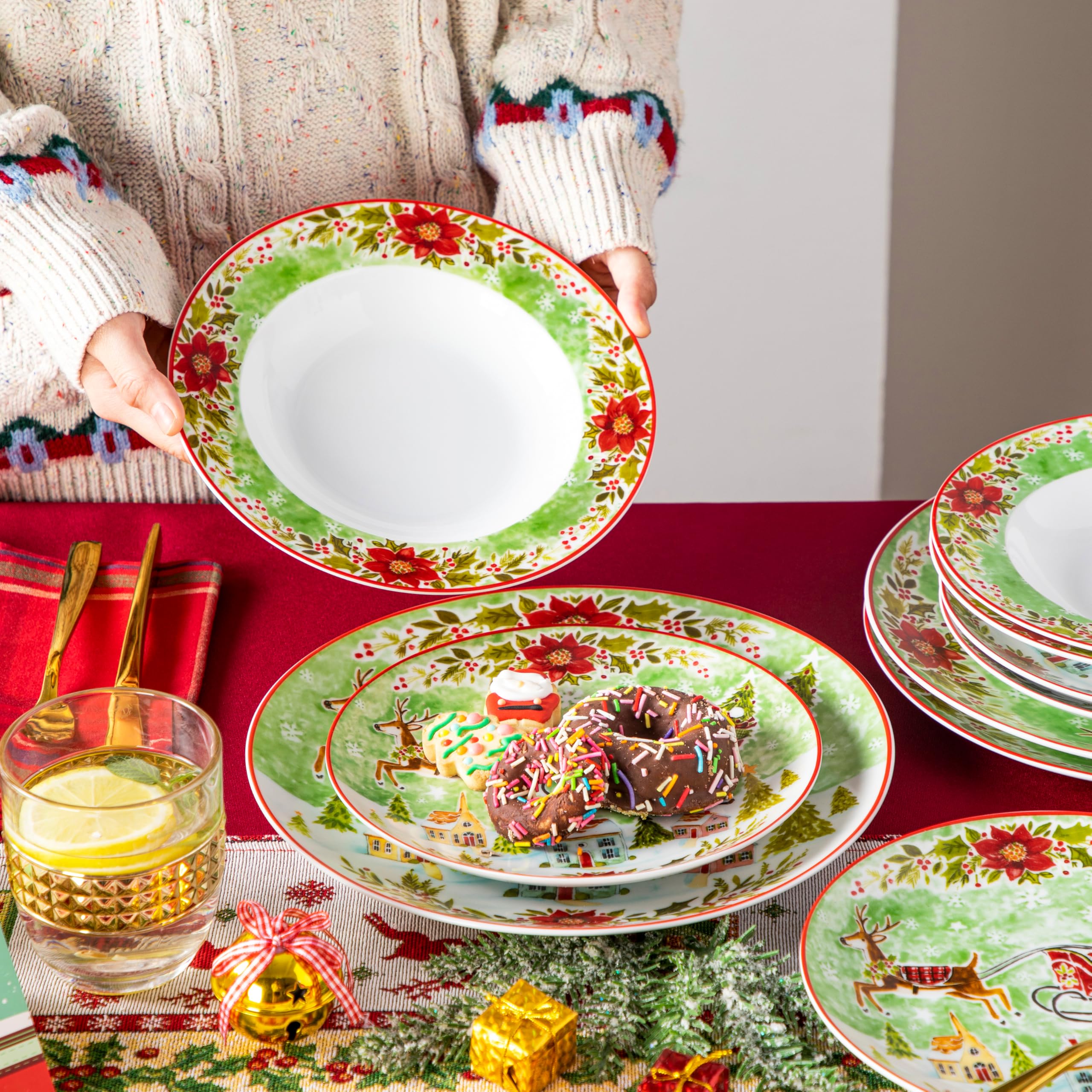 VEWEET, Serie XMAS, 18-teiliges Porzellan Weihnachtsgeschirr Set für 6 Personen – Teller Set aus 6 Speiseteller, 6 Dessertteller, 6 Suppenteller, Weihnachtsgeschirr mit Weihnachtsmann und Rentiere