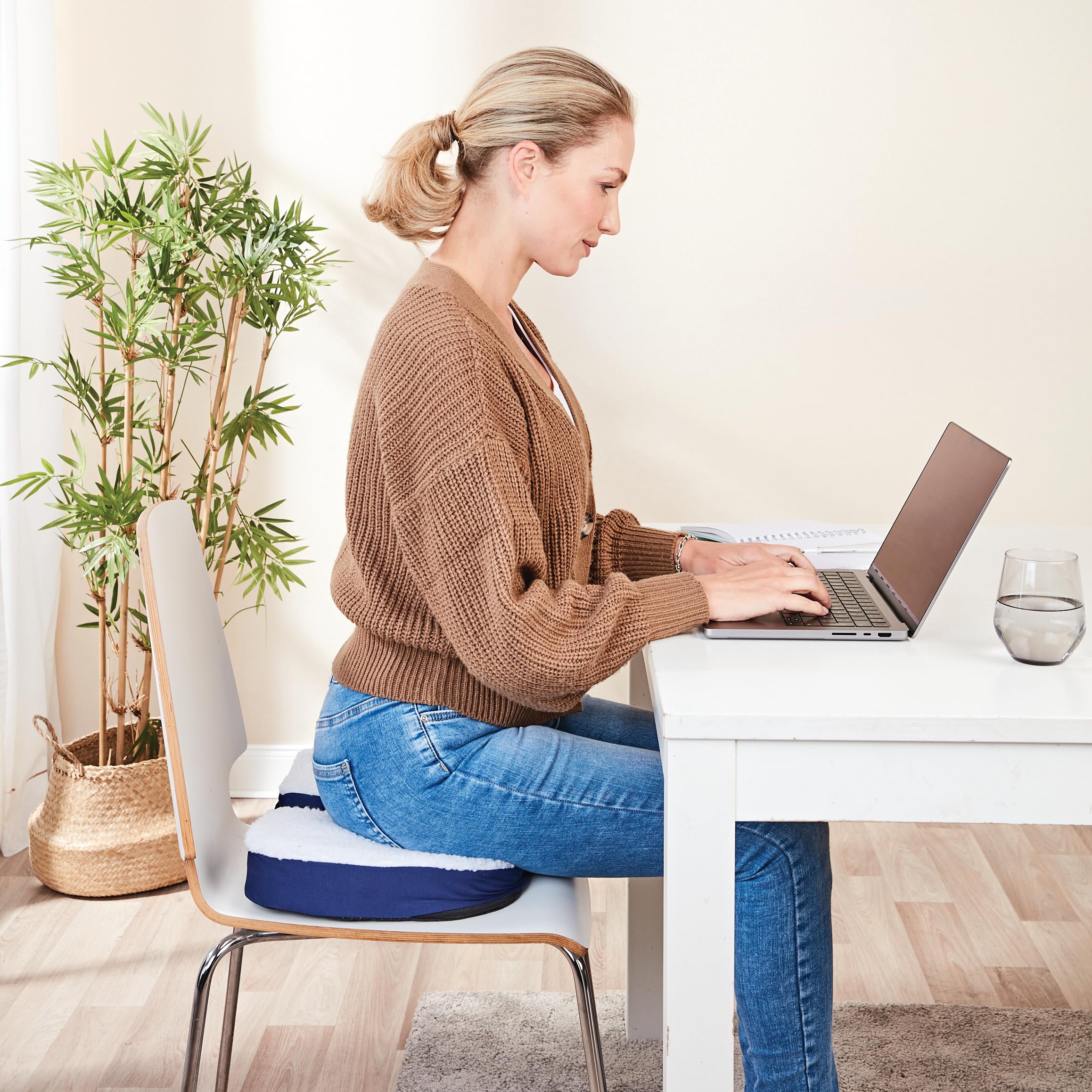 Coopers of Stortford - Orthopaedic Gel Seat Cushion with Sherpa Fleece Cover - Dual Foam Support with Cooling Gel and Non Slip Base for Comfortable Seating
