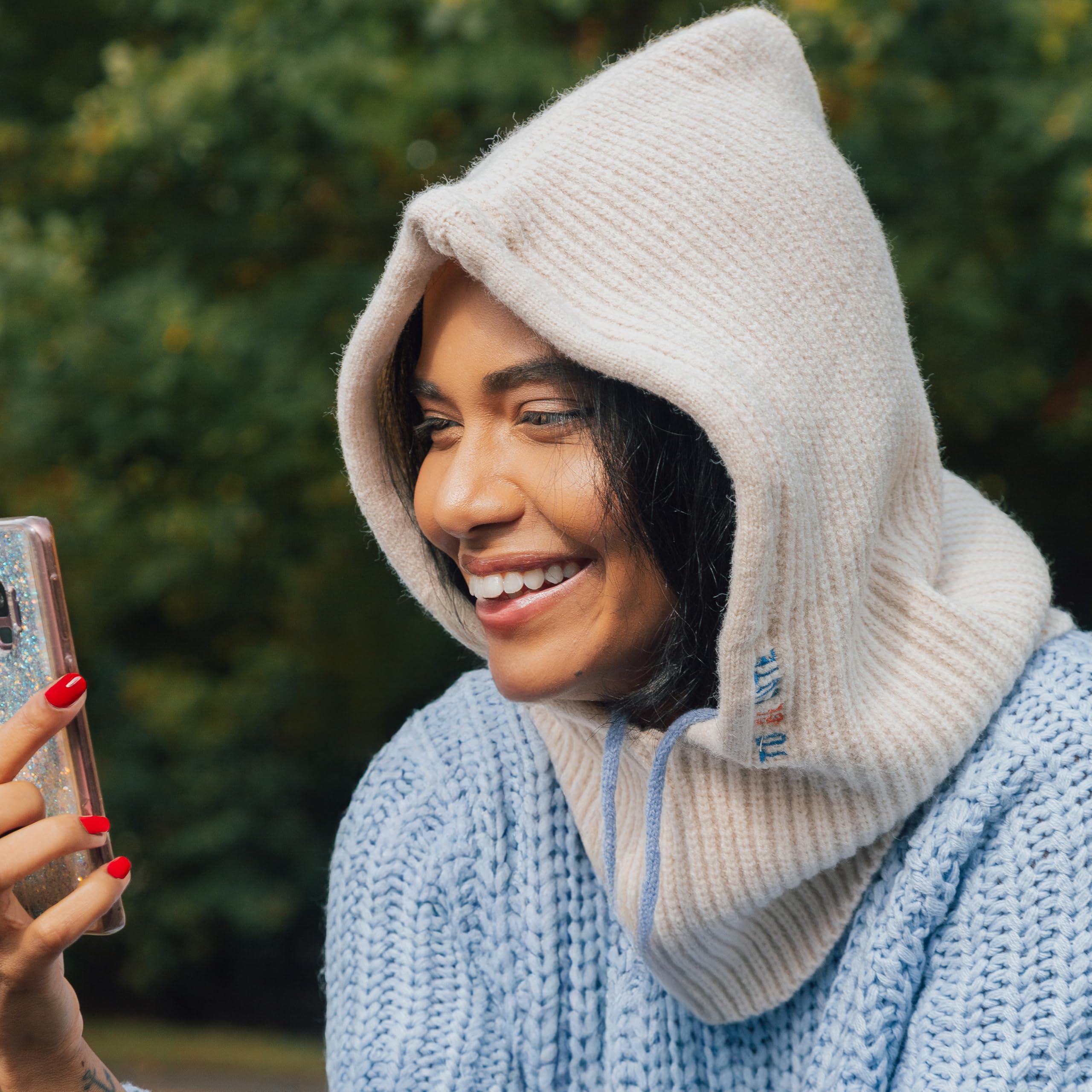 Fisura – Balaclava beżowa "Born to be cute”, modna balaclava damska na zimę, pasamontañas z dzianiny z kapturem, stylowy dodatek i ochrona przed zimnem