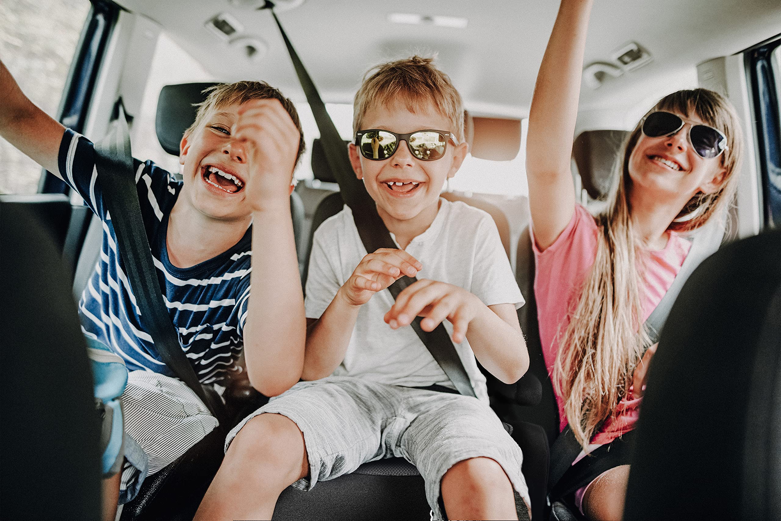 babyGO Sitzerhöhung Bursa IV nach neuer I-Size Norm - Kindersitzerhöhung mit verstellbarem Isofix - Kindersitz/Autositz für Kinder (125-150 cm) Grau