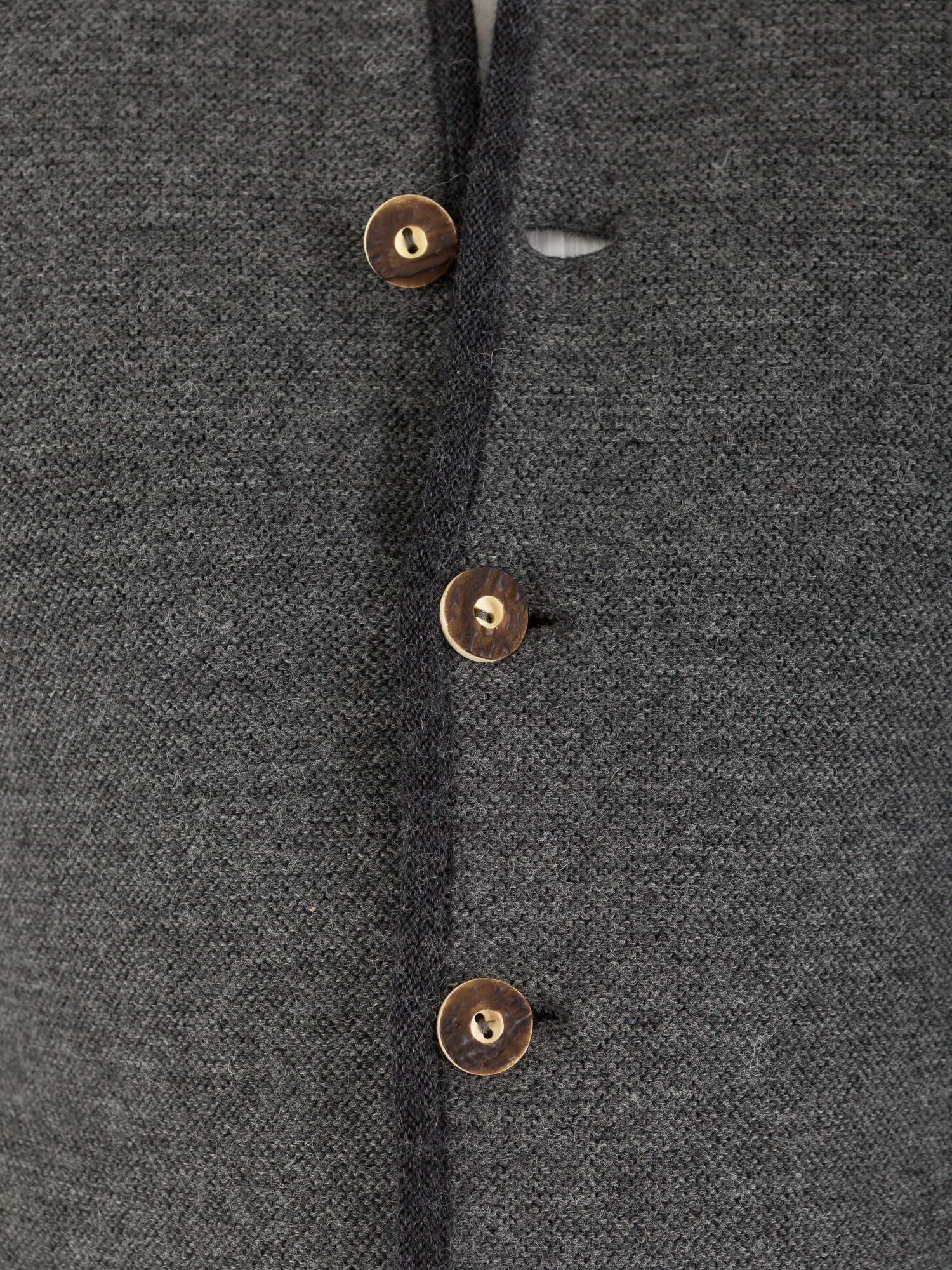 Hammerschmid Trachtenjacke Simon für Männer, Elegante Herrenstrickweste für Hochzeit, Taufe, Oktoberfest, Warmer Janker aus Schurwolle, Festliche Joppe in grau