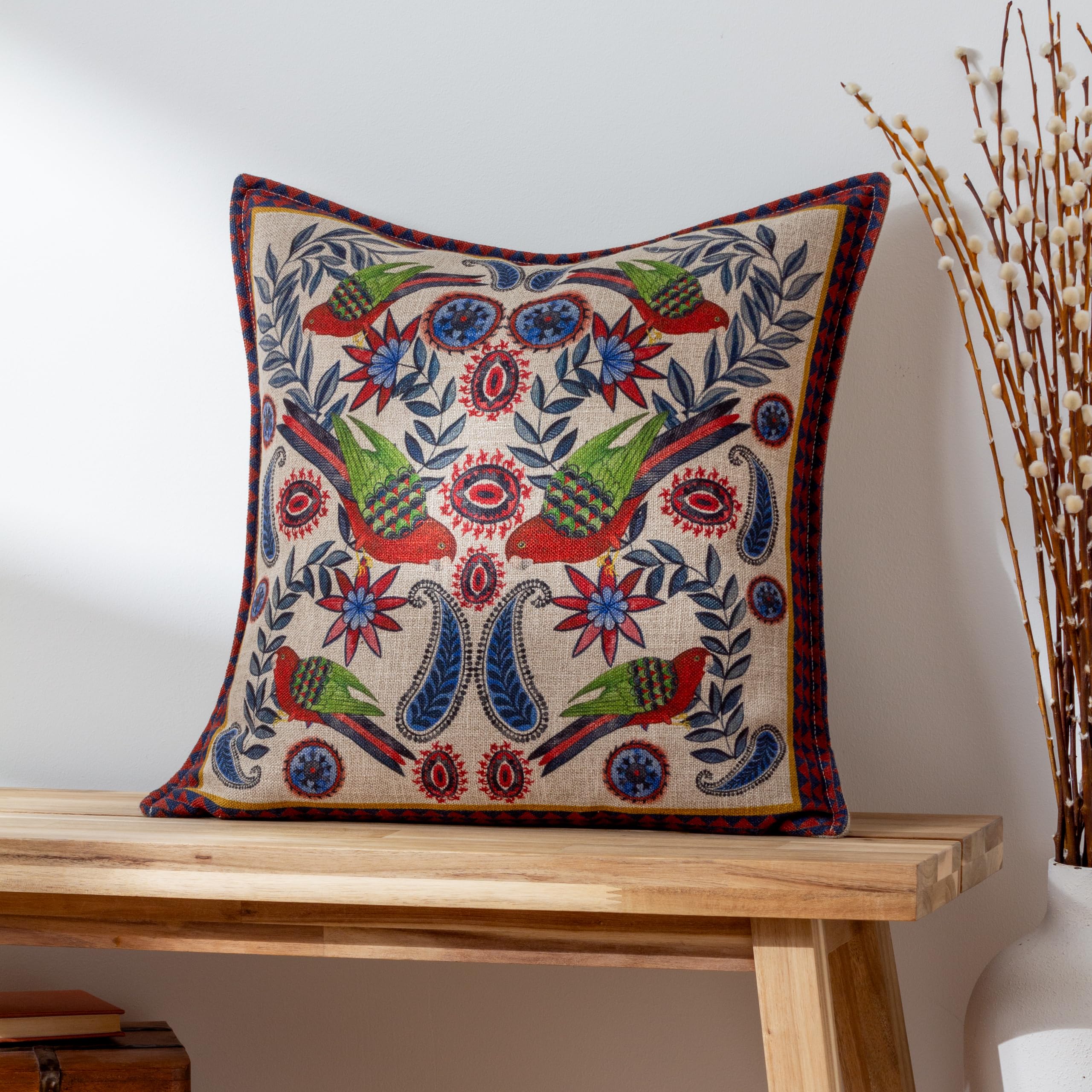 Coussin en plumes tropicales Akamba pour sublimer votre fauteuil de lecture