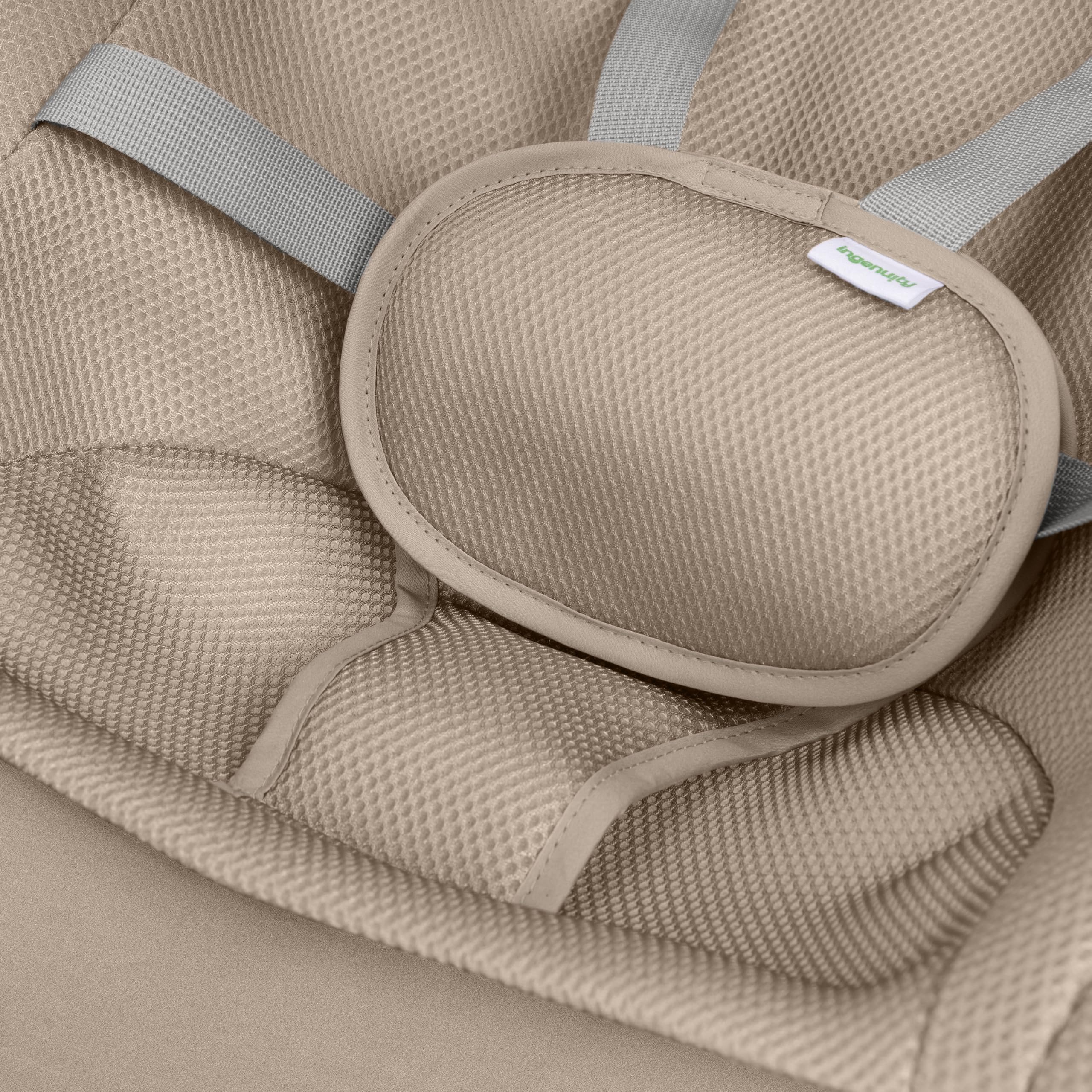 Ingenuity Nestle Siège à bascule vibrant, léger et pliable avec tissu respirant, inclinable à 2 positions, mini unité de vibration, harnais à 5 points