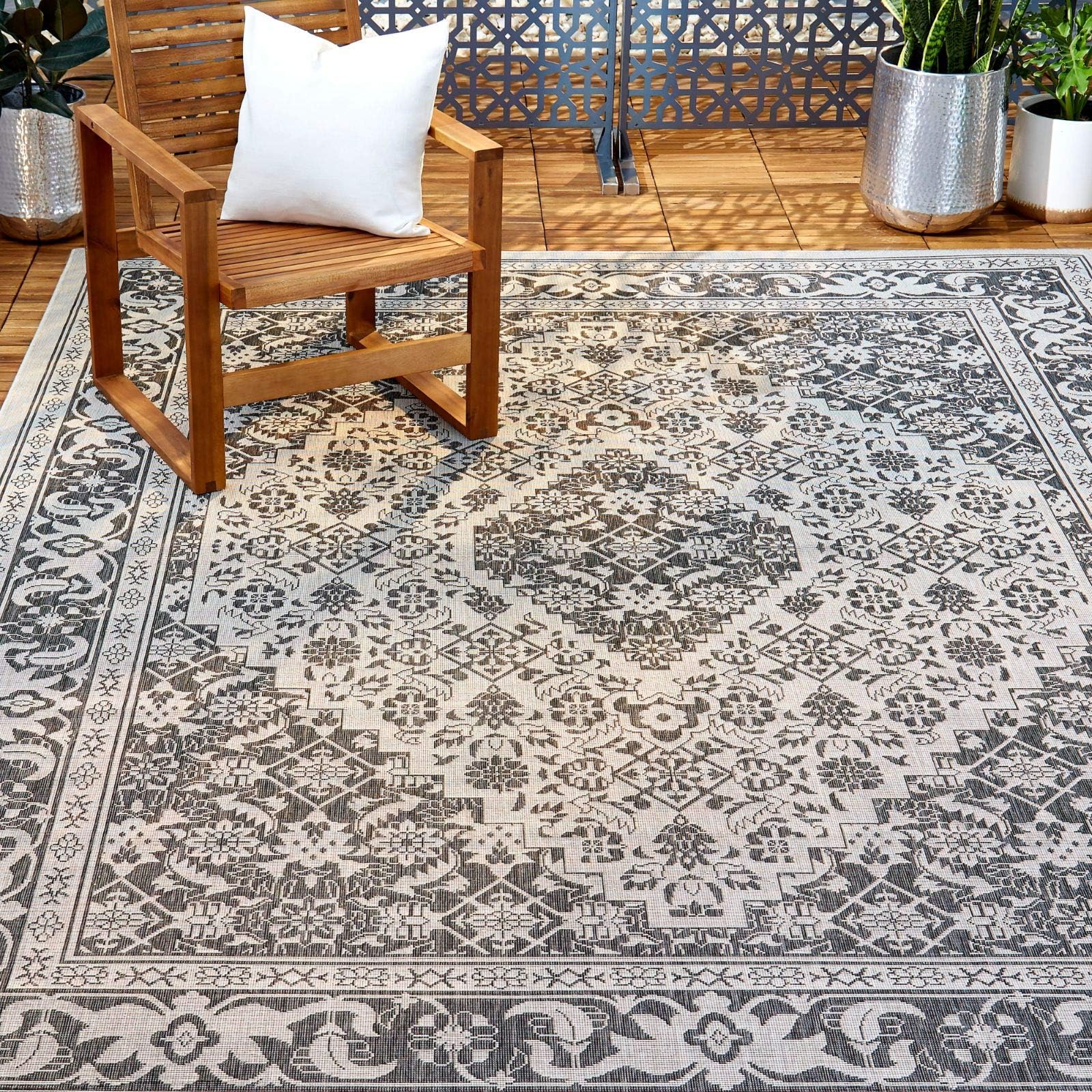 Nicole Miller New York Patio Country Dahlia Transitional Medallion Indoor/Outdoor Area Rug, Grey/Black, 5'2"x7'2"