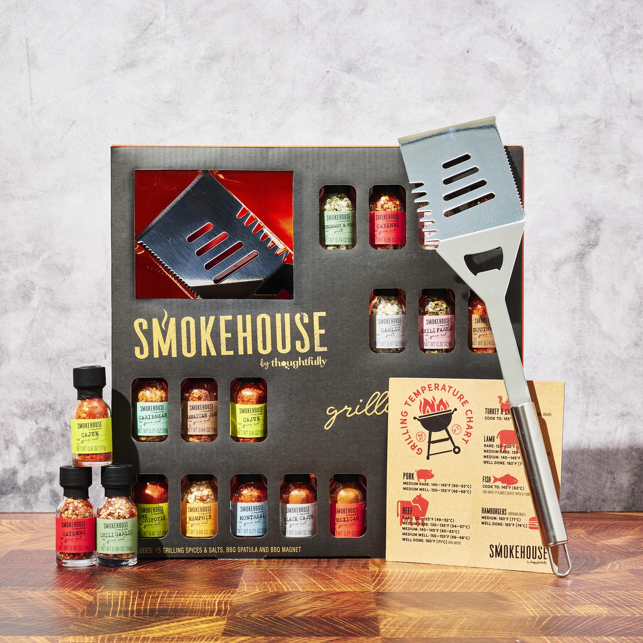 Smokehouse by Thoughtfully, juego de barbacoa de especias para parrilla, incluye espátula para barbacoa, imán y 15 condimentos y condimentos sabrosos, gran regalo para vacaciones, hombres, papá