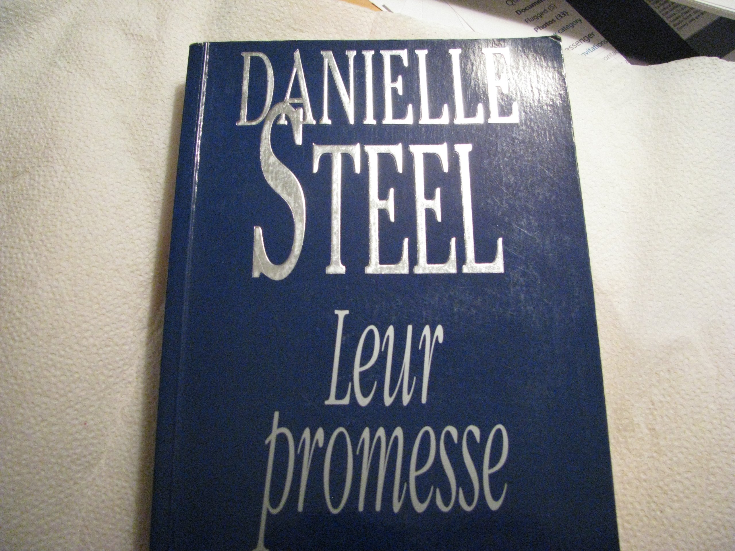 Leur promesse [Paperback] Steel, Daniel