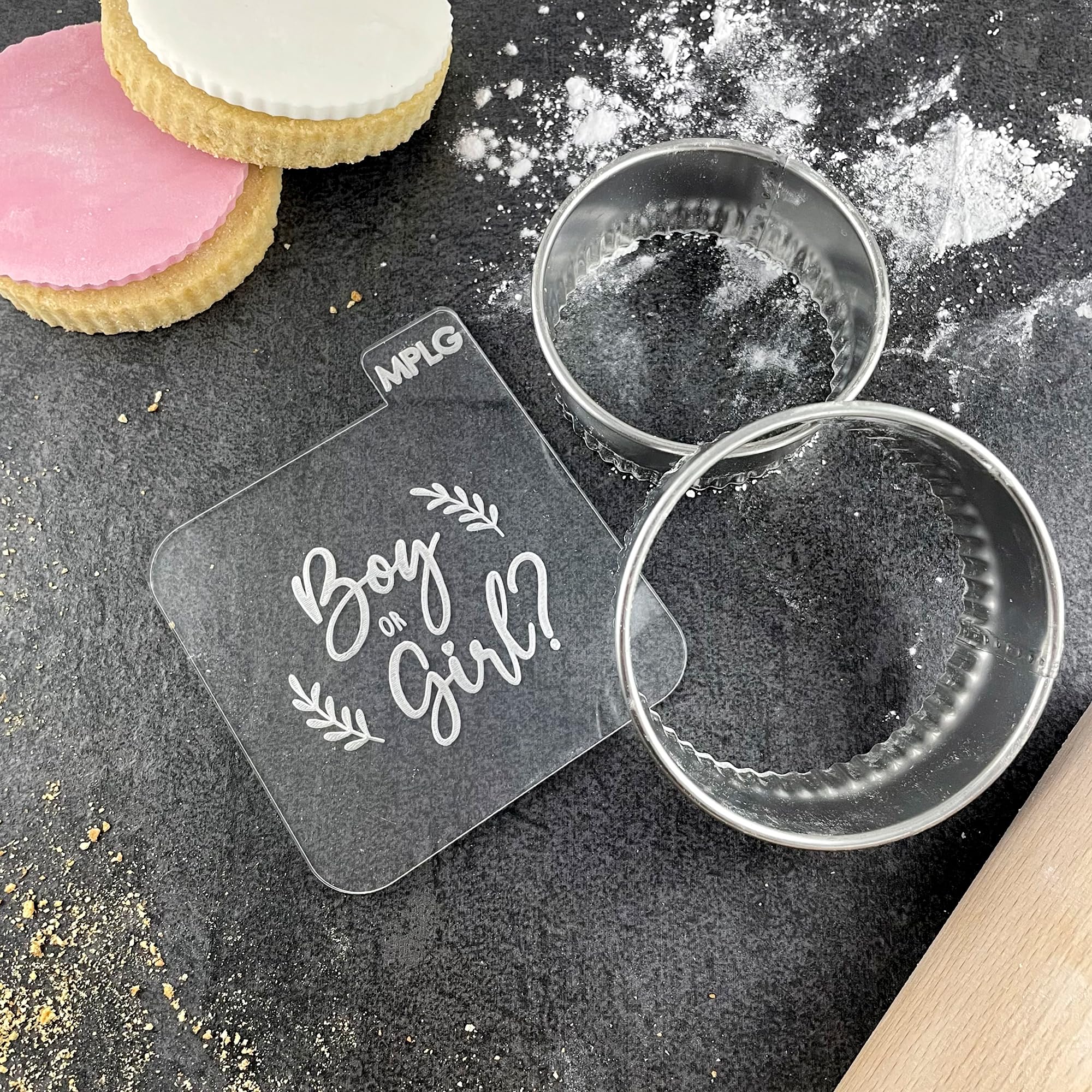 Tampon de glaçage pour garçon ou fille - Tampon embosseur pour biscuits, biscuits, décorations de cupcakes - Pochoir pour fête prénatale - 60 mm