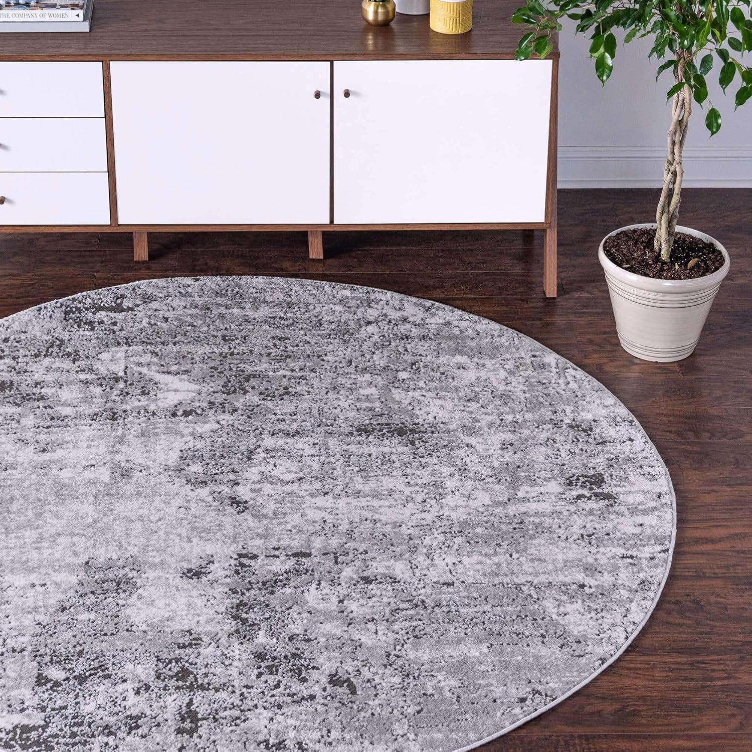 Rugs.com Leipzig Collection Round Rug – 7 Ft Round Grey Low-Pile Rug Perfect for Kitchens, Dining Rooms