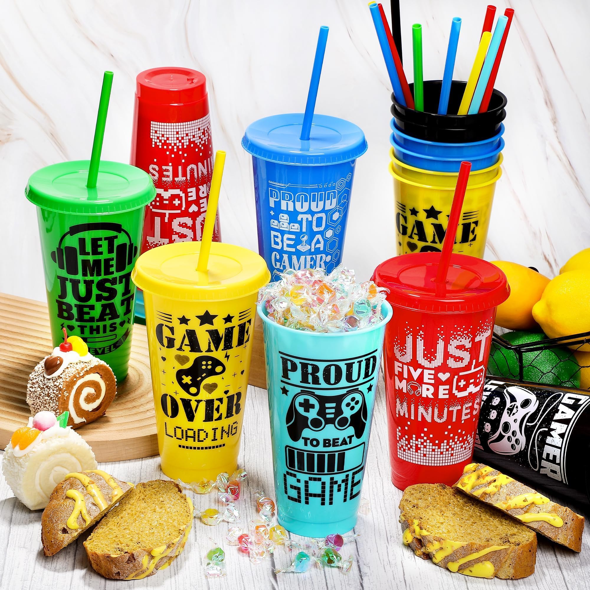 Kochorie 24 vasos de plástico para videojuegos de 24 onzas con tapas y popotes, vasos de videojuegos de colores mixtos para fiesta de cumpleaños, suministros de fiesta de videojuegos, vajilla