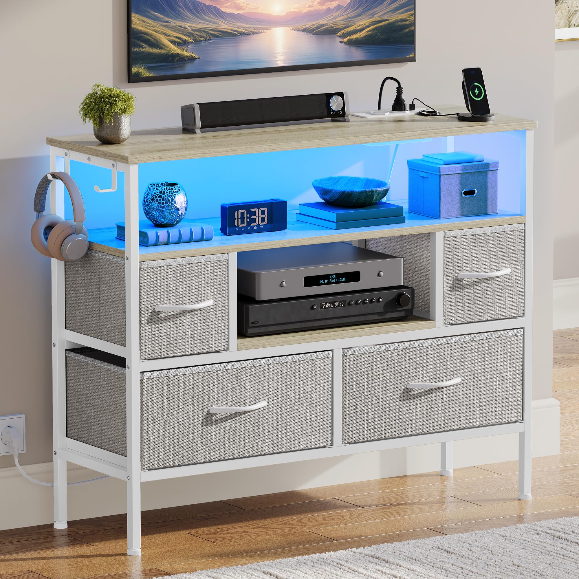 YITAHOME Komoda do sypialni z 4 szufladami z materiału, kredens z 2 gniazdami, 2 portami USB i listwą świetlną LED, szafka pod telewizor z haczykami bocznymi, jasnoszara