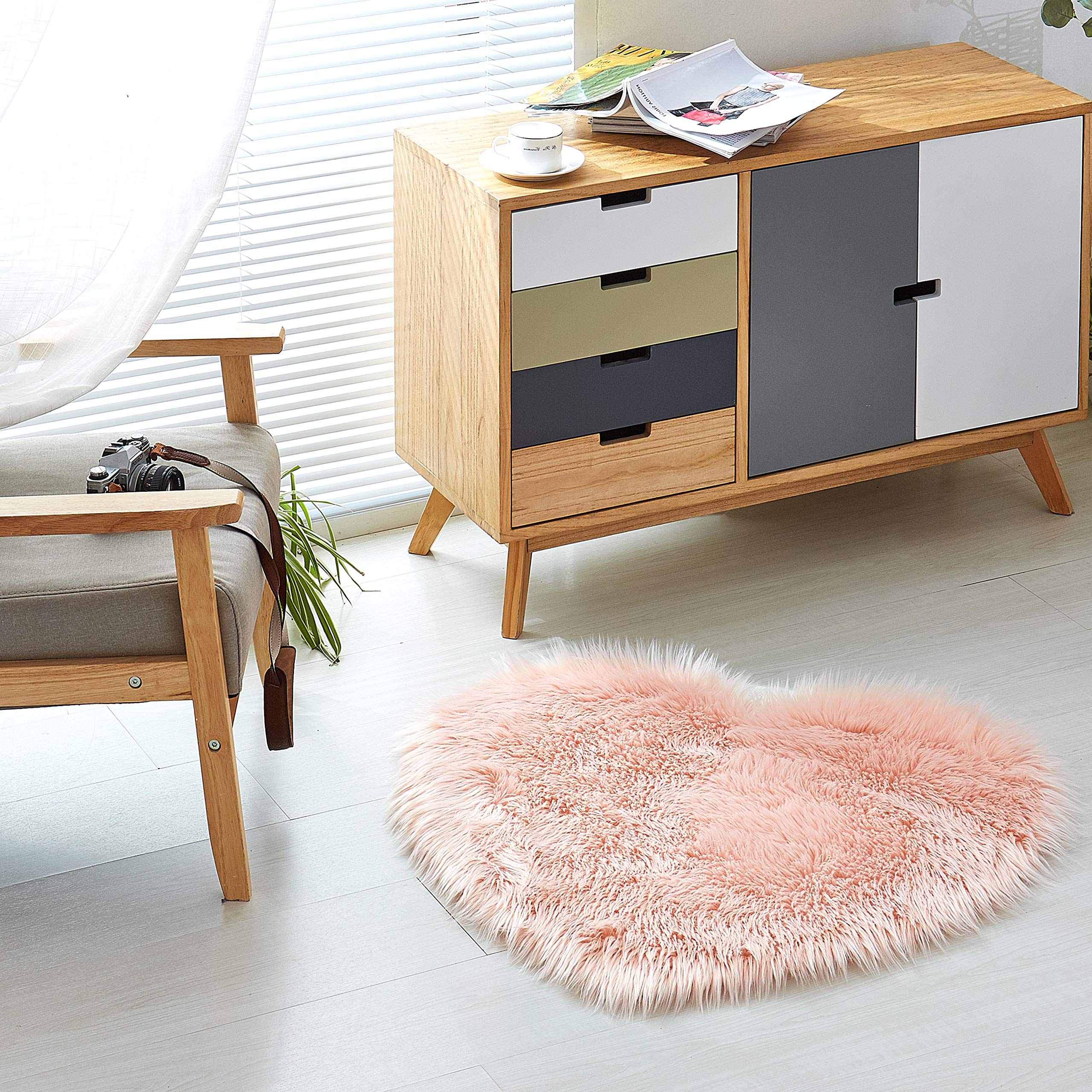 Tapis peau de mouton synthétique rose pour cocooning dans la chambre à coucher
