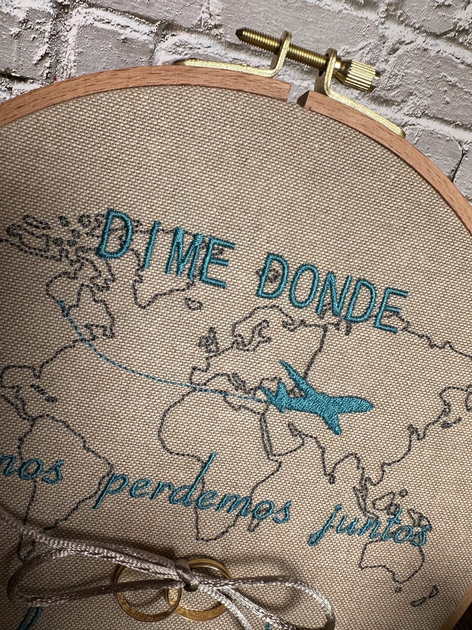 Bastidor porta alianzas de 22 cm., bordado personalizado con nombres y fecha. Con cordel para anudar los anillos. VPM Original. Fabricación española.