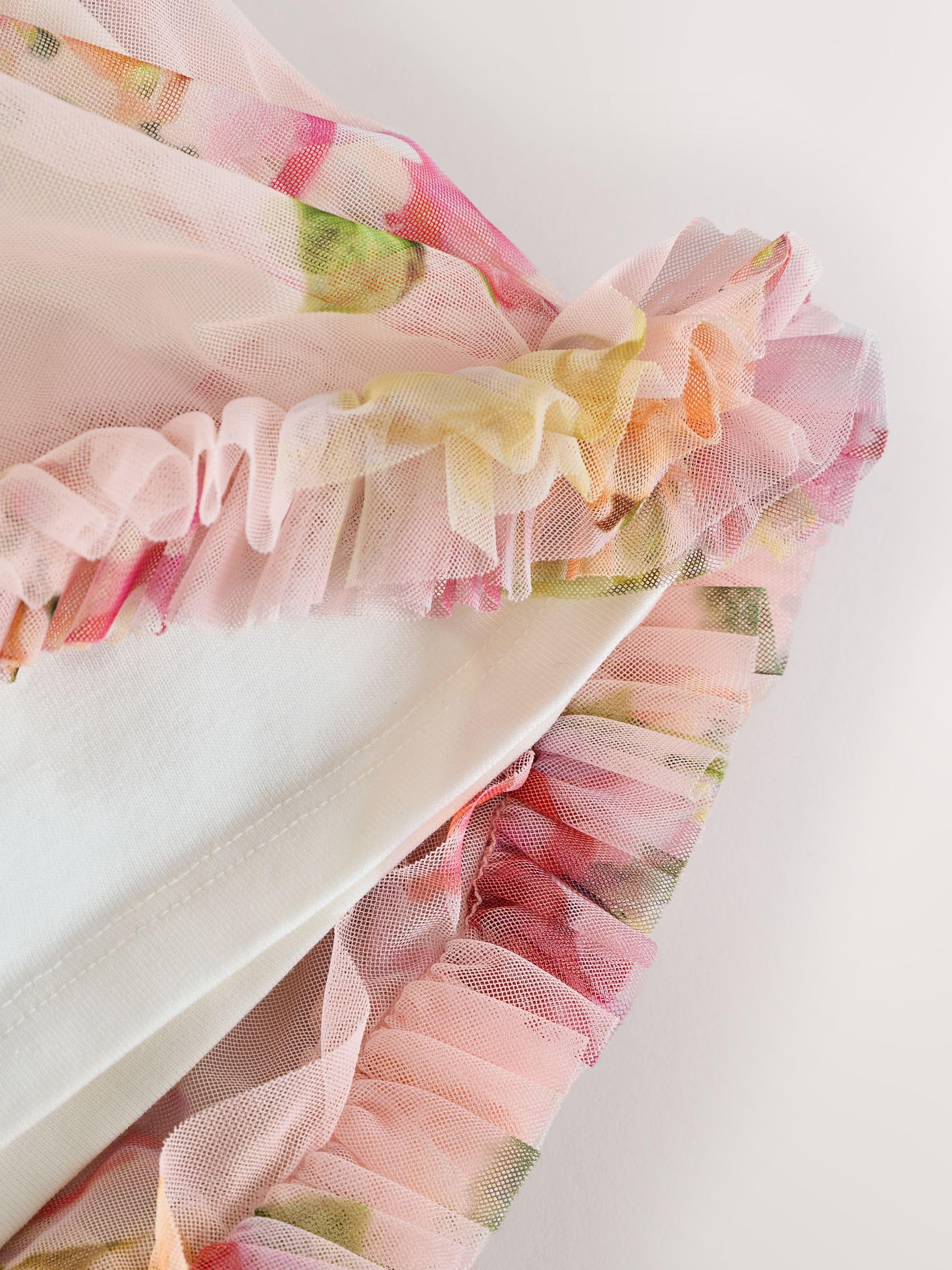 Młodsze dziewczynki Kwiecista sukienka z warstwą z siateczki i falbanką Baker by Ted Baker