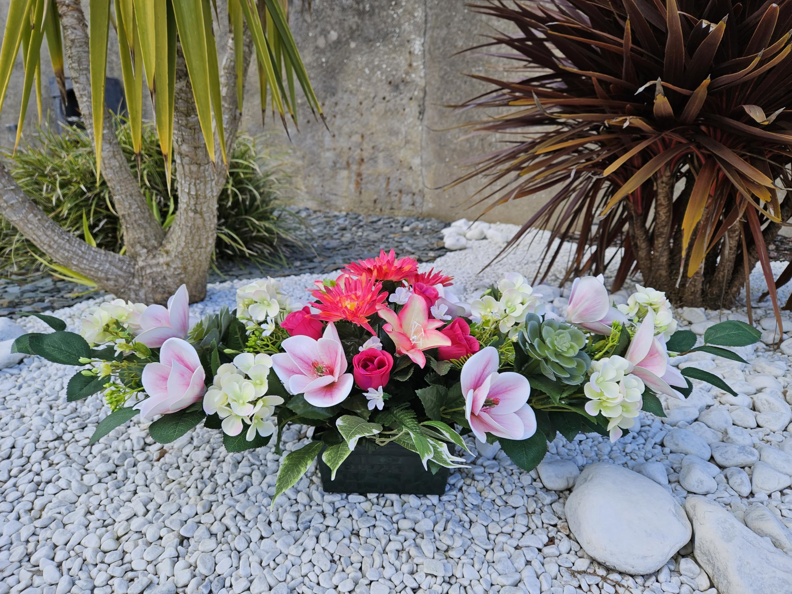 Composition de Fleurs Artificielles Lesté Ciment pour Une Parfaite Tenue à L' extérieur. Réalisé par nos Soins, Fleurs de Qualité.