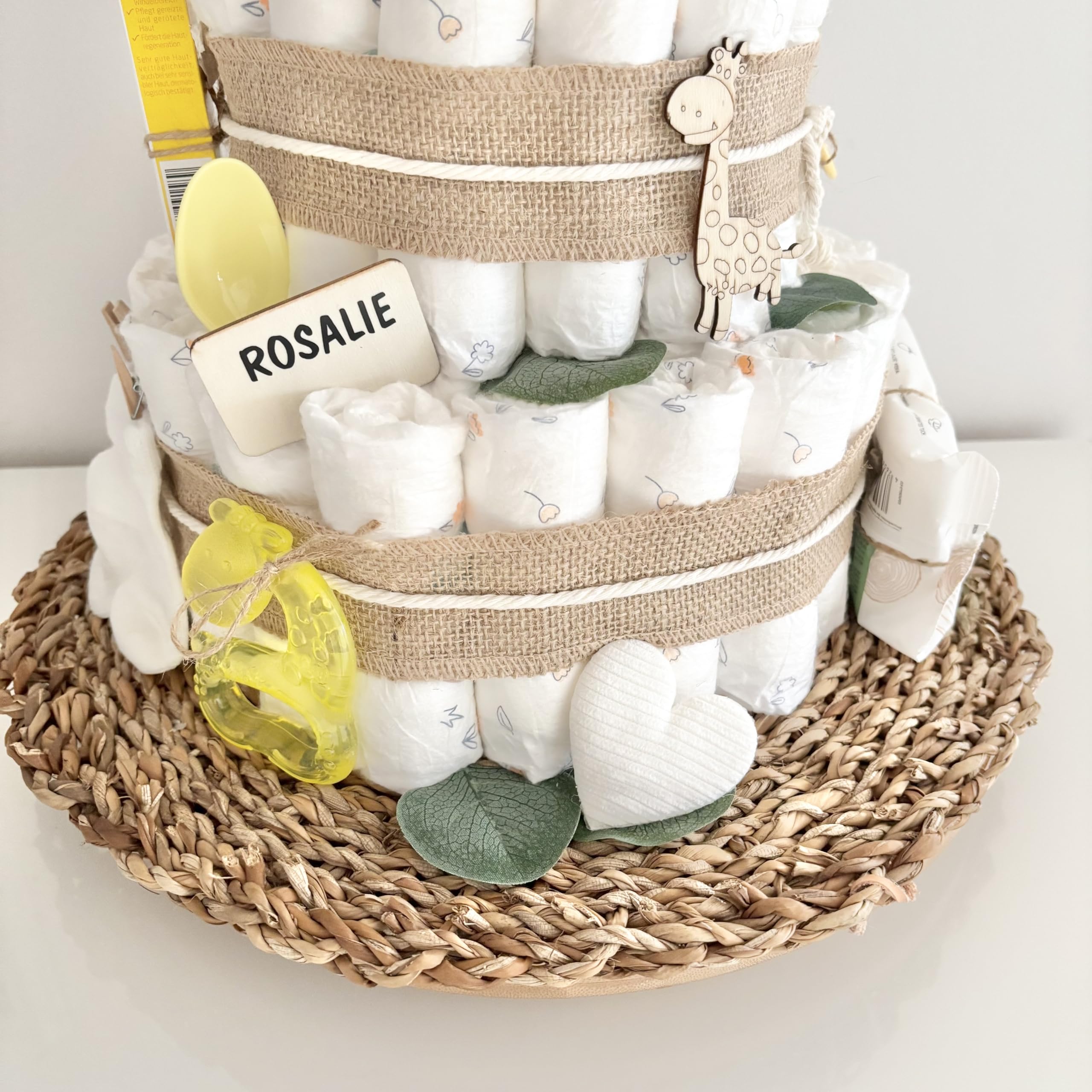 Windeltorte XXL mit Giraffe Socken Schnuller Löffel und mehr, für Jungen & Mädchen, Babytorte für Babyparty Babyshower Gender-Reveal, Namen personalisierbar, Baby Party Deko Dekoration Geburt