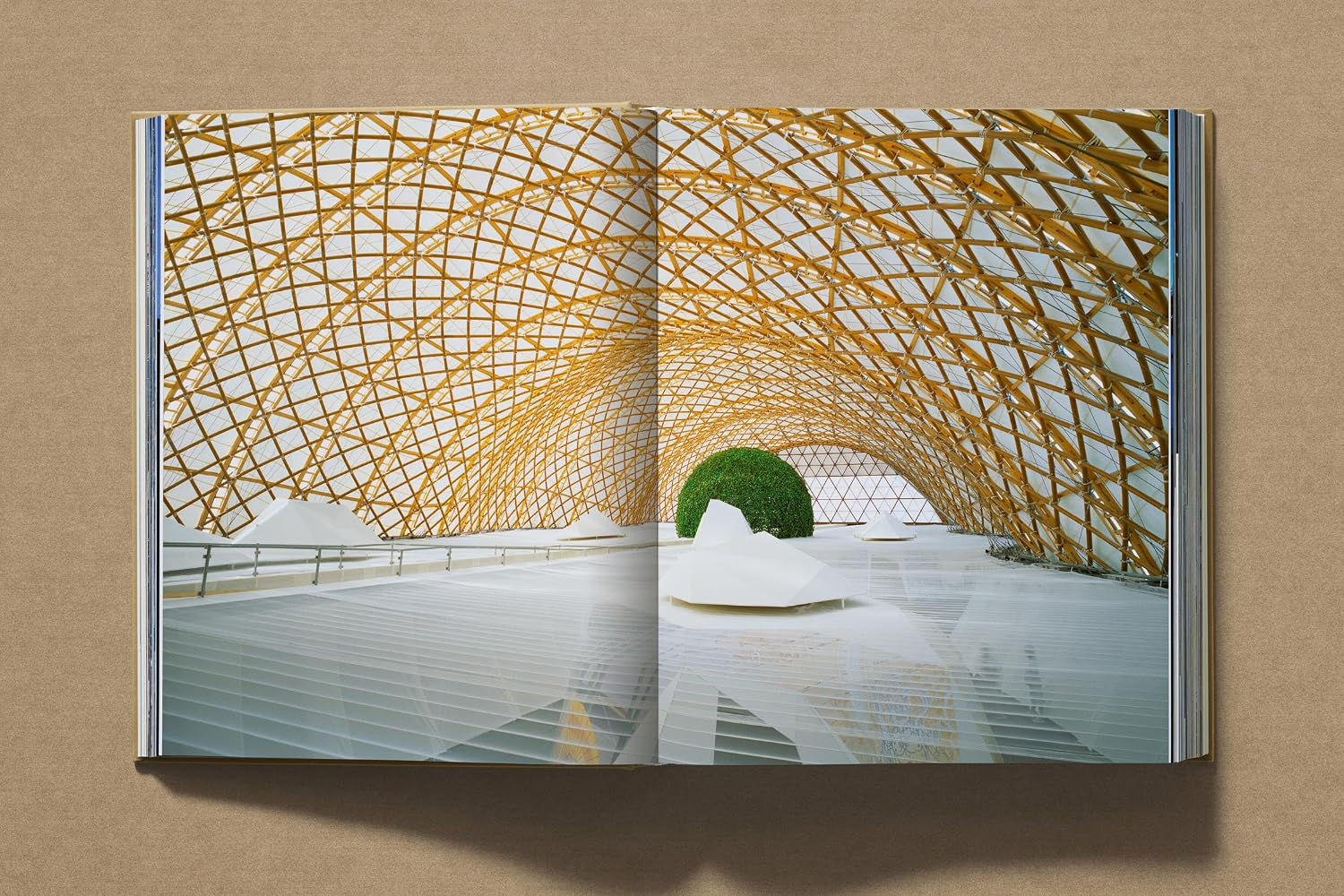 Shigeru Ban: Complete Works 1985–Today (Extra Large) (Multilingual Edition)