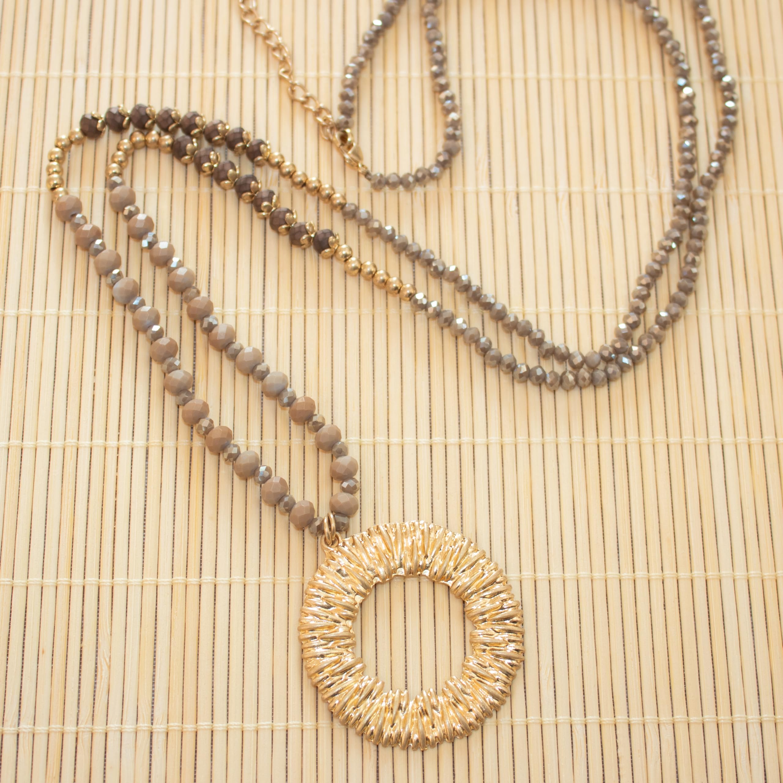 AMICHI- Collar Mujer Dorado Largo – Colgante Redondo Hueco Tipo Donut Texturizado con Piedras de Cristal Marrón y Gris – Elegante Handmade – Collar Mujer Original