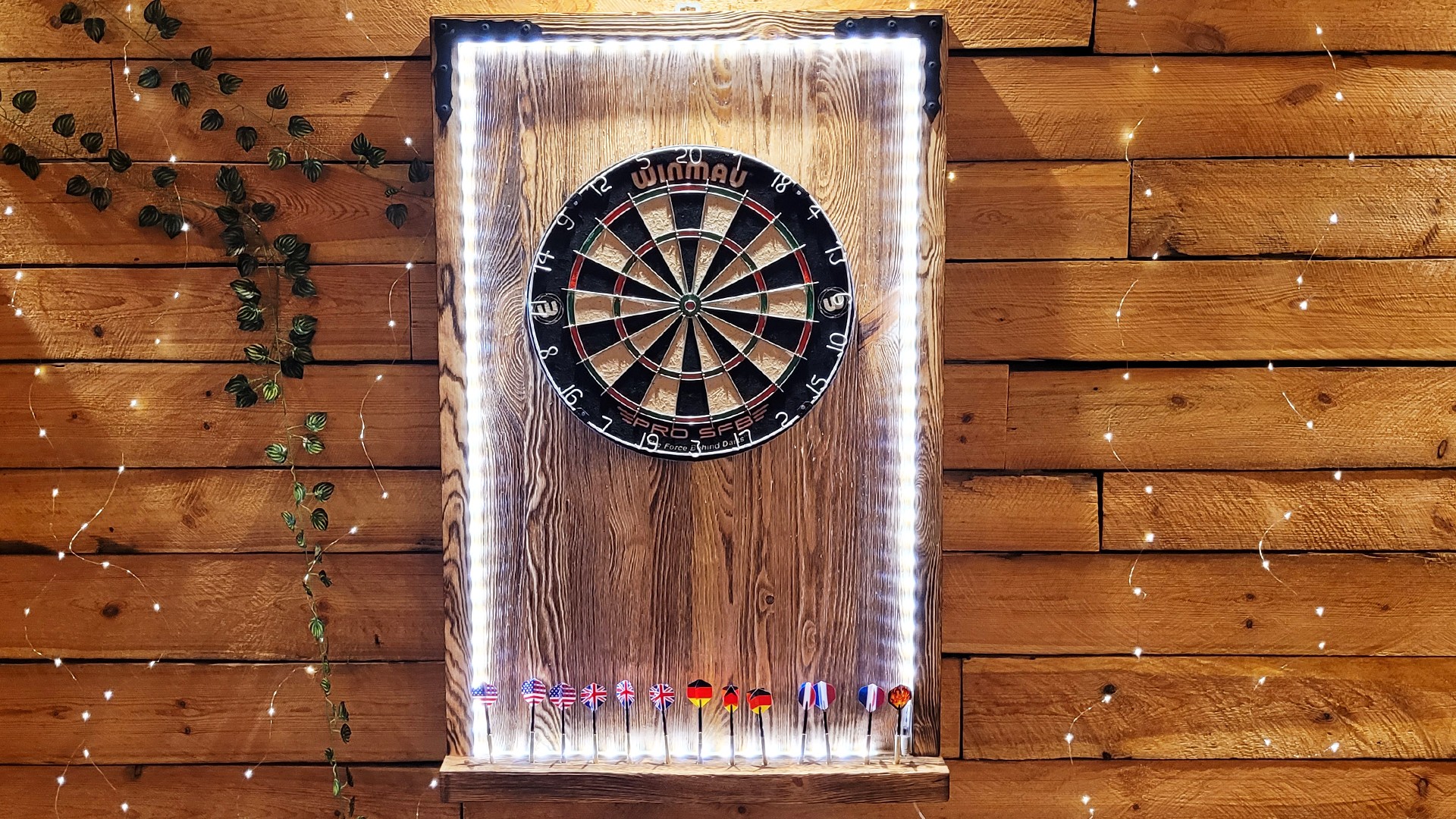 Cible De Fléchettes WEECO En Pin Massif – Avec Rétroéclairage LED, Télécommande, 112x70 Cm, Style Vintage