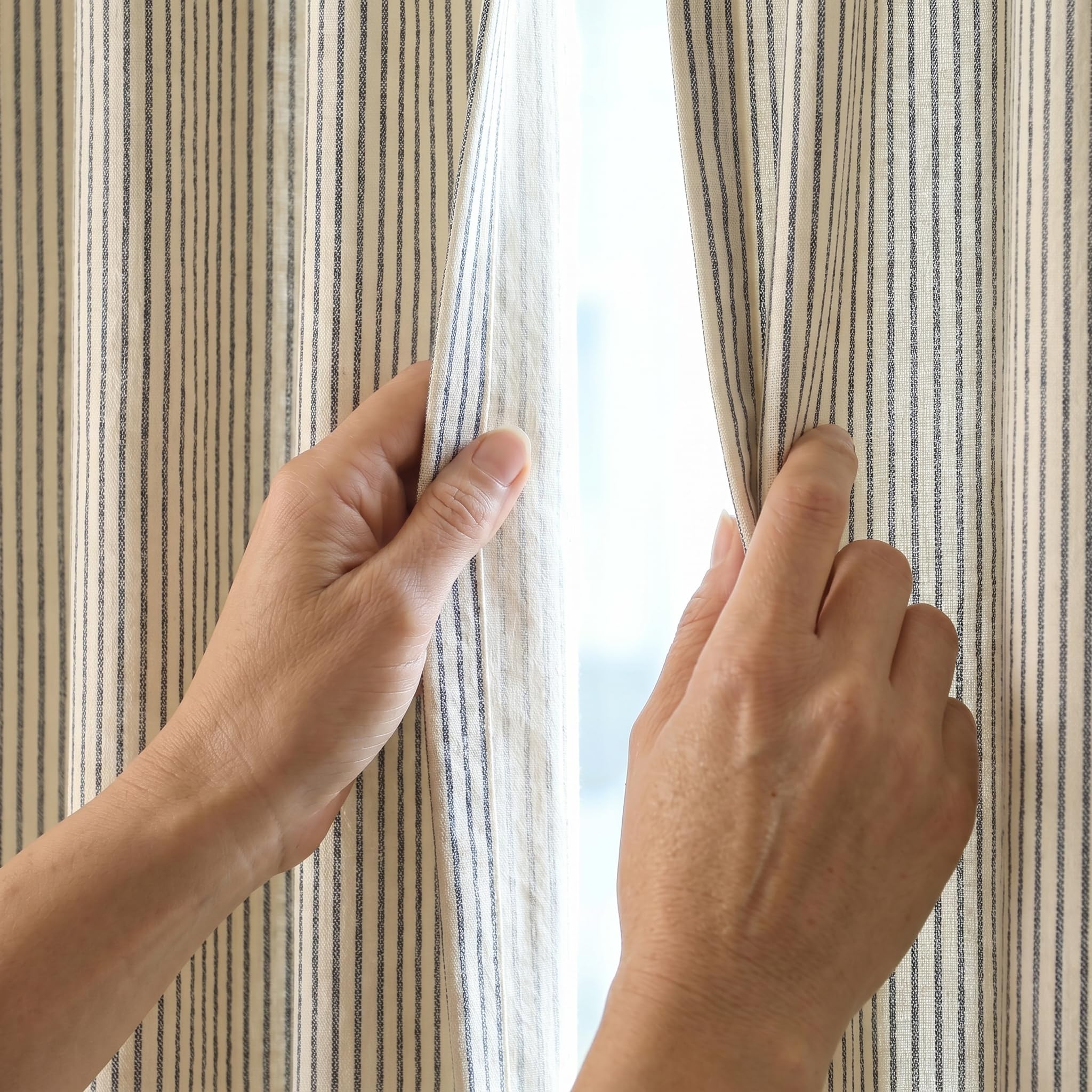 THE ART BOX Gaze Vorhänge – Gestreifte Boho-Leinenoptik, Krawatten-Top, Lichtfilternd, Tür- und Fensterbehandlung, 2 Vorhang-Panels Schwarz auf Beige (228,6 x 106,7 cm pro