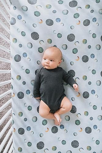 Vista 22 de Sábana bajera de punto prémium para cuna/sábana para niños pequeños Cusco por Copper Pearl Cuzco