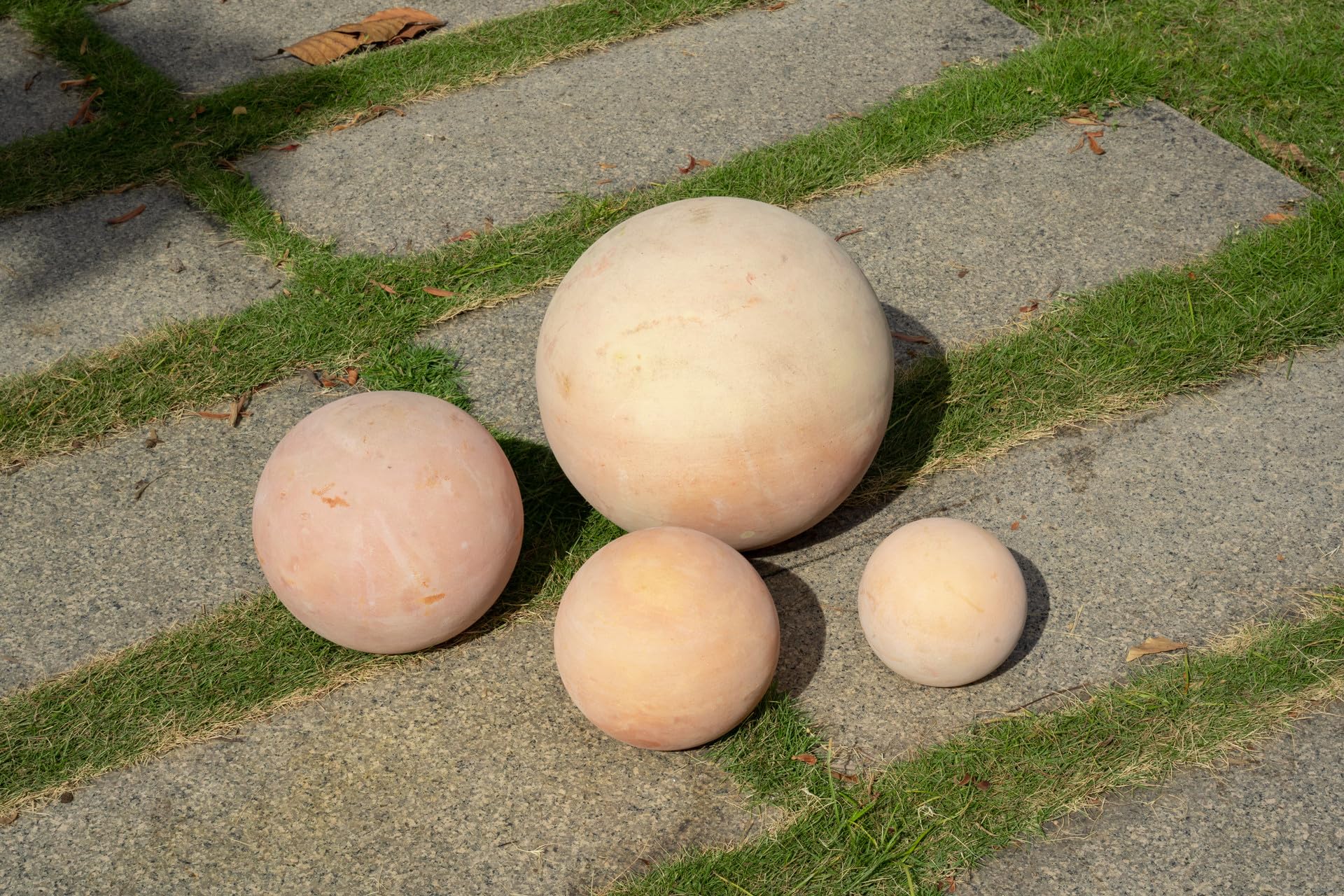Juego de 4 Bolas Decorativas de jardín de Terracota (10 cm, 15 cm, 20 cm y 30 cm), Resistente a Las heladas y a la Intemperie, Ideal como decoración de jardín