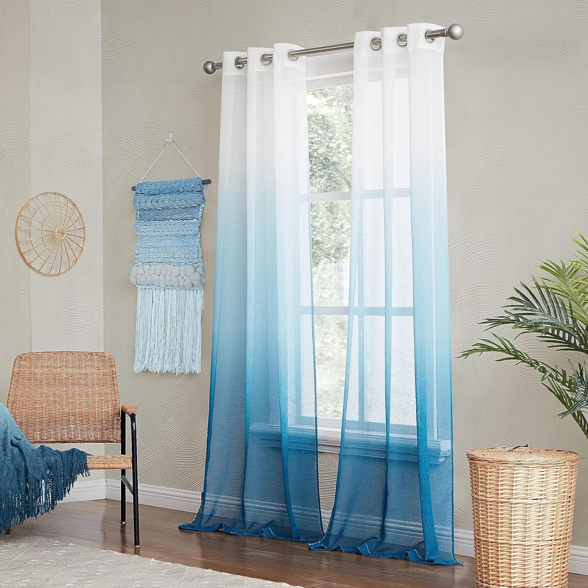 Rideaux semi-transparents pour stopper les vis-à-vis sans perdre la luminosité