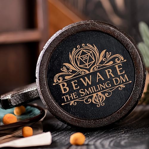 Miniatura 2 de Taza de cerveza Beware The Smiling DM. Taza personalizada de D&D. Jarra de madera. Regalo para novio. Stein de madera. Taza de cerveza