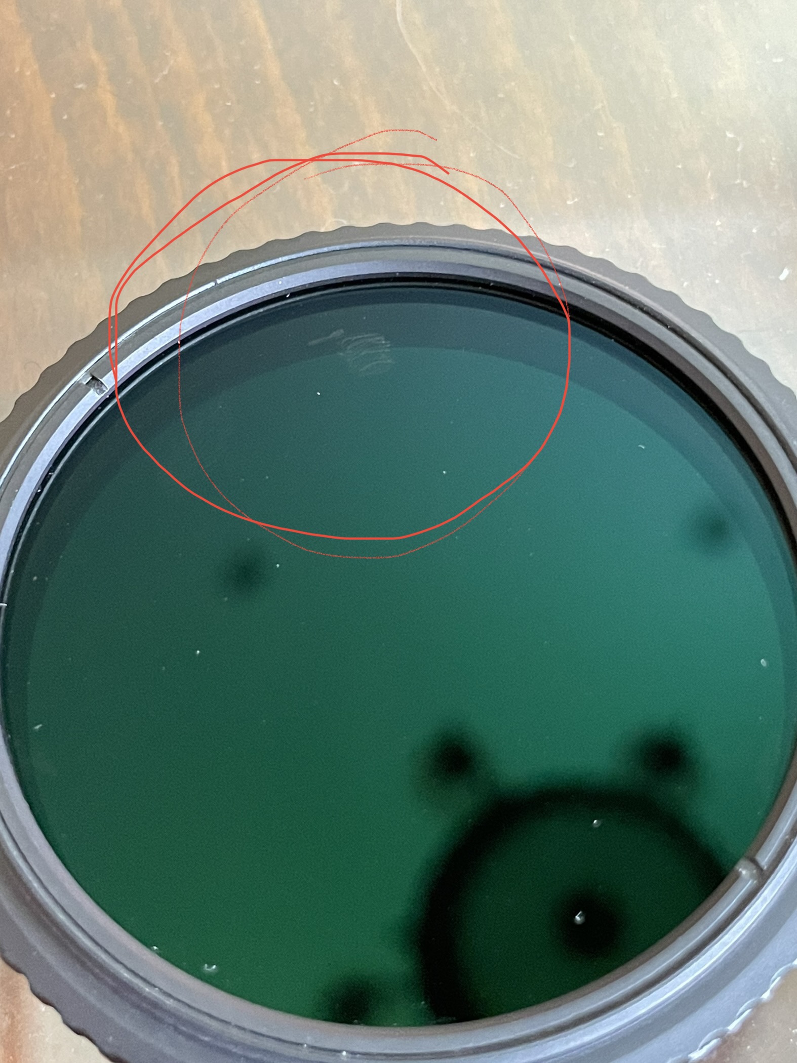 Er is een vlek tussen het glas ontstaan