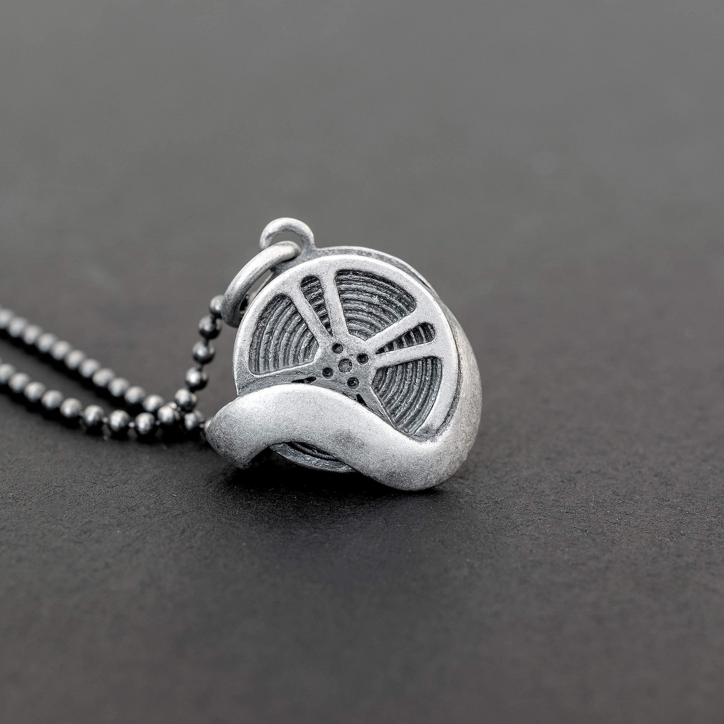 Ciondolo Bobina di Pellicola Ossidata da Uomo in Argento Sterling - Cattura la Magia del Cinema - Perfetto per Amanti del Cinema, Registi e Sognatori di Hollywood - Handmade by Emmanuela