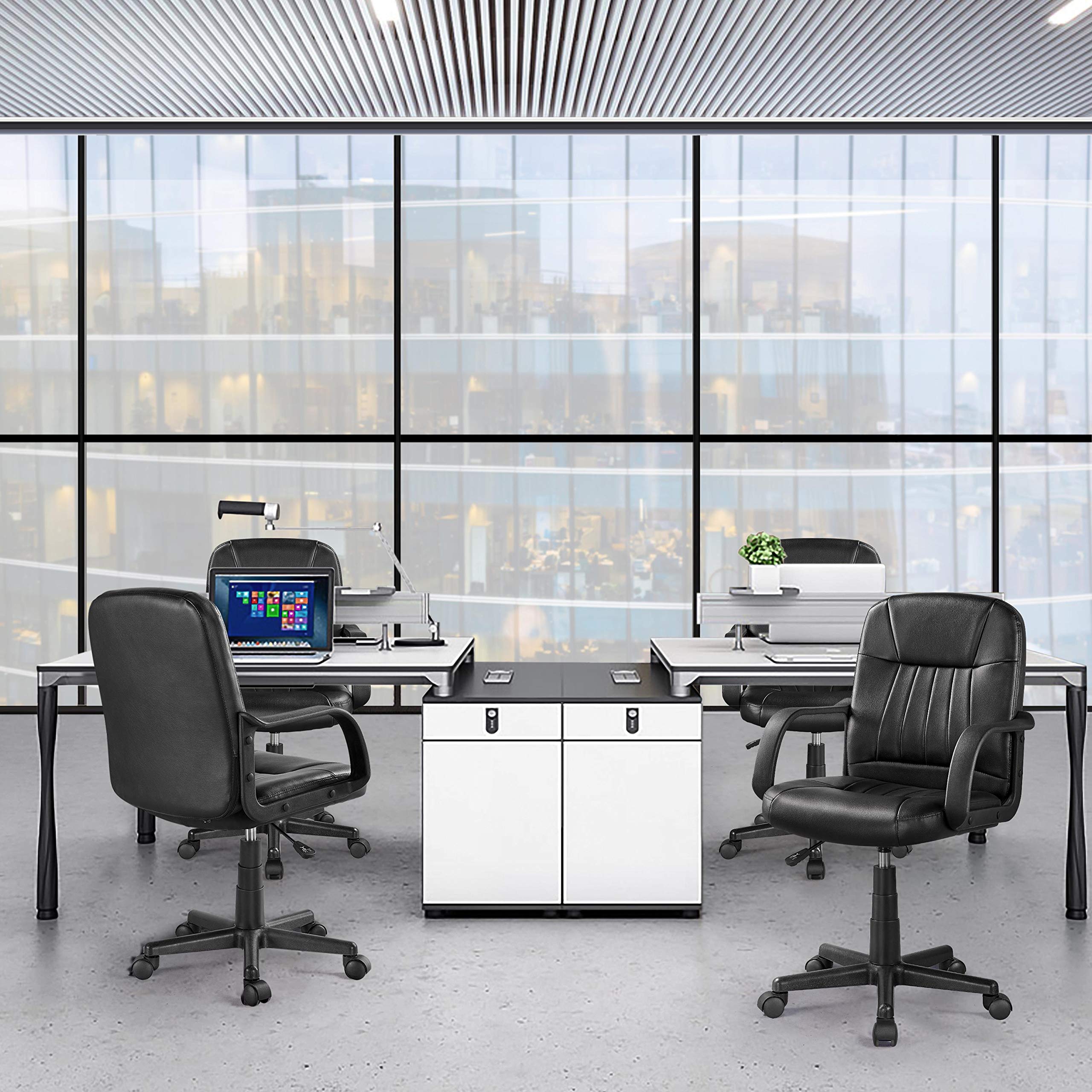 Yaheetech Sedia/Poltroncina da Ufficio Scrivania Girevole Ergonomica in Ecopelle Imbottita Altezza Regolabile con Braccioli e Ruote Portata 123 kg Nera