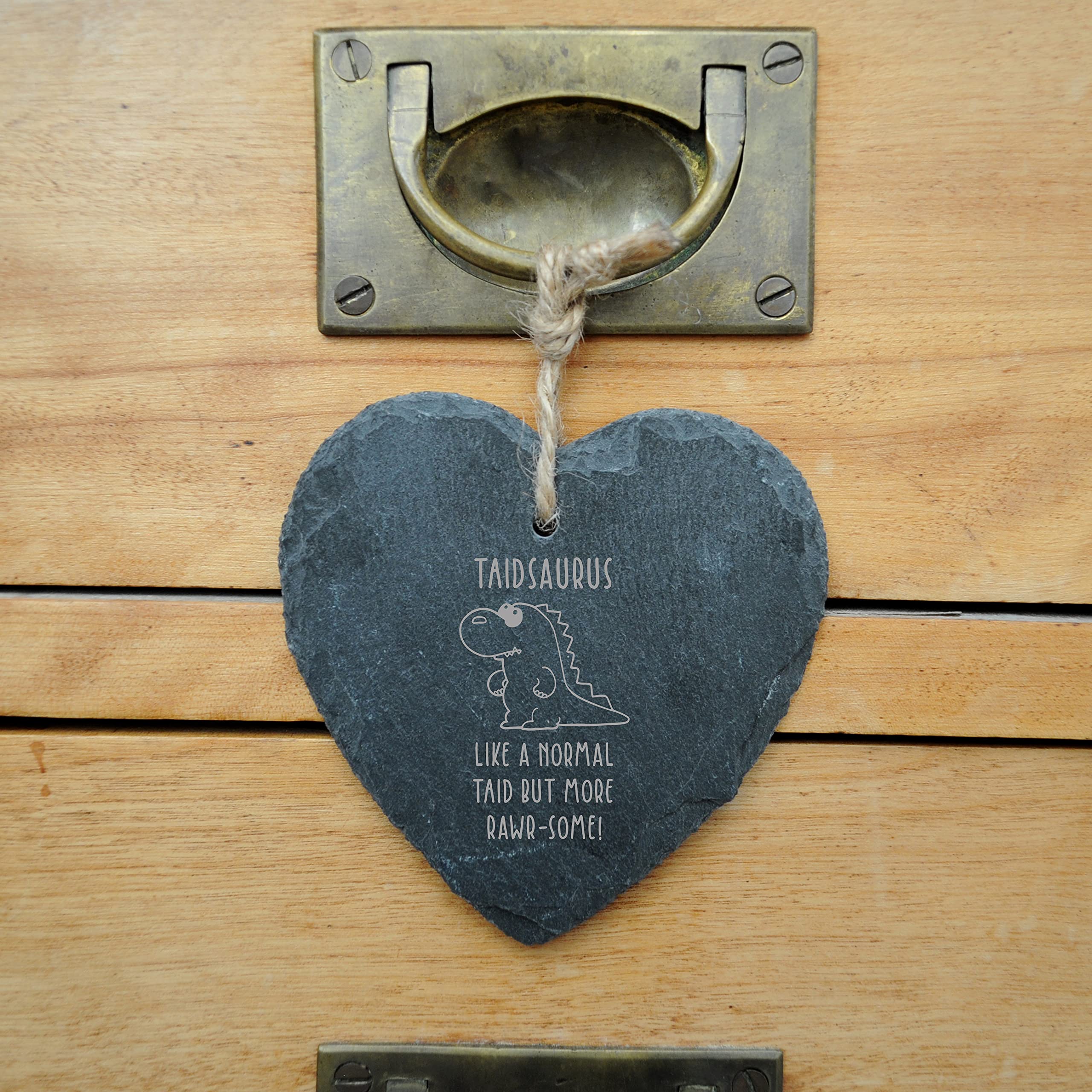 eBuyGB Taidsaurus Hanging Decoration, Dinosaur Heart Slate Hanger, Taid Birthday Gift, Present for Welsh Grandad