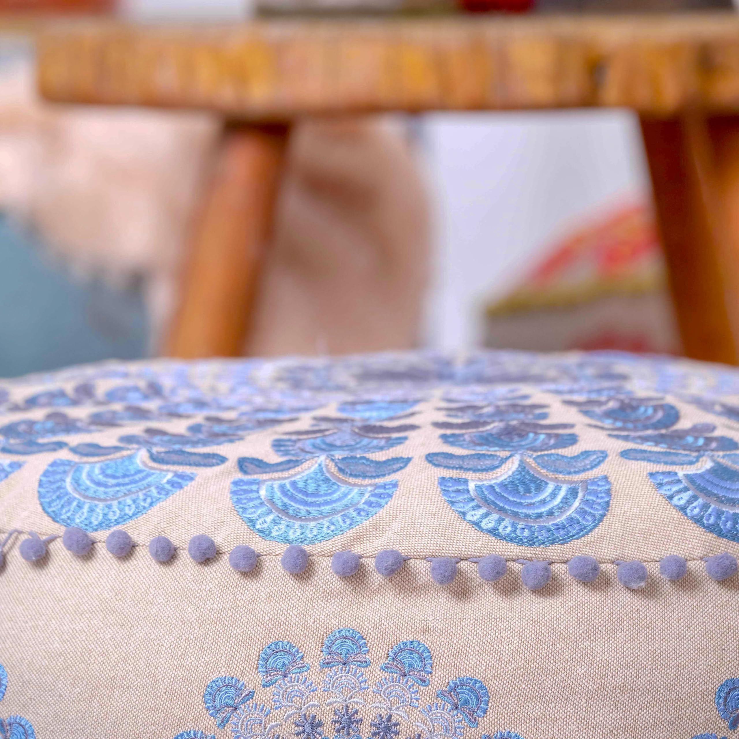 Mandala Life ART Blauer Pouf Rund Mit Ponpon Sitzpouf Groß Dekorist Cozy Groß Bodenkissen Boho Haustierbett Orientalische Sitzecke 100% Baumwolle Ungefüllt 60X20Cm