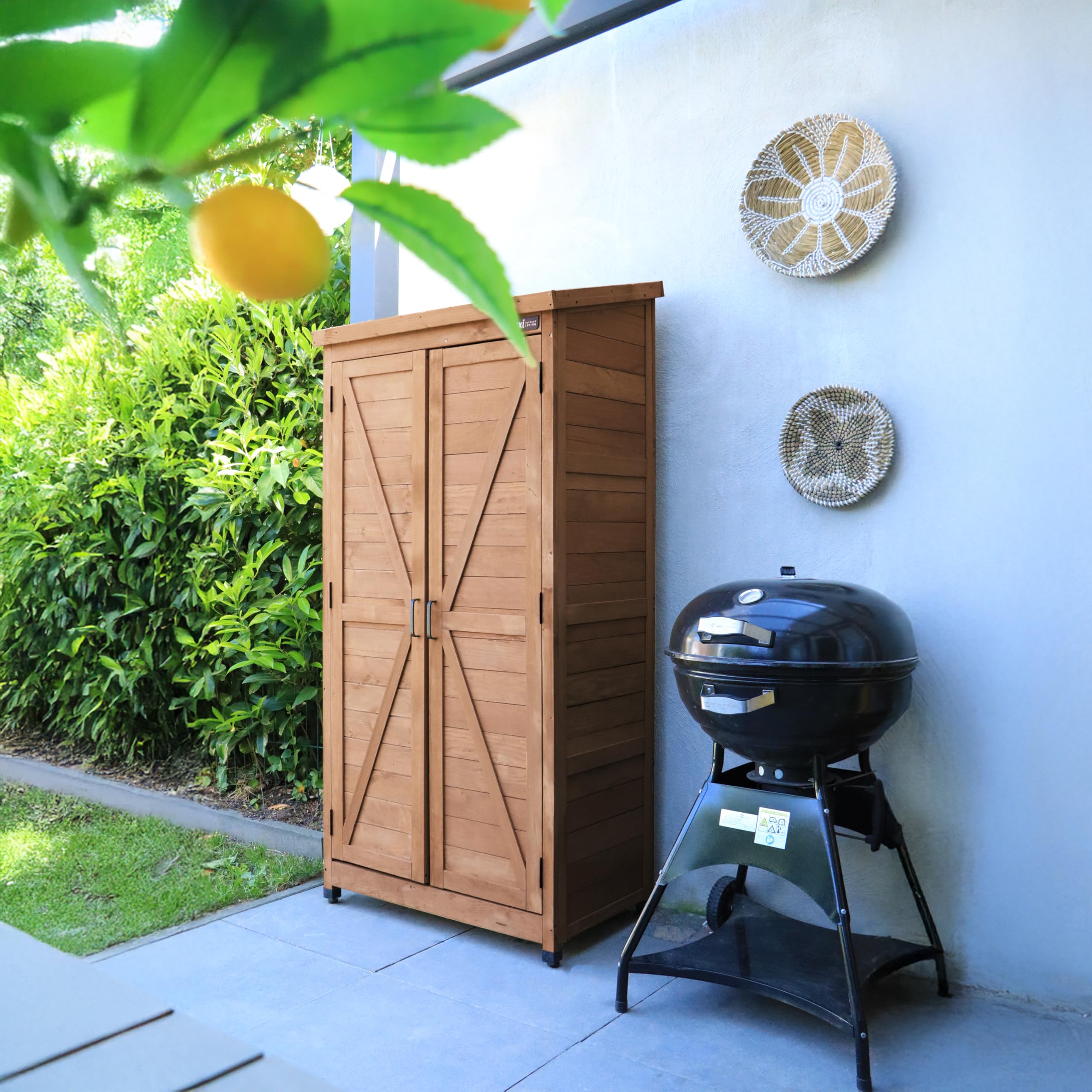 AXI Hugo Gartenschrank aus Holz in Kaffeebraun | Geräteschrank/Geräteschuppen für den Garten mit 3 festen Ablagen | 85 x 52 x 174 cm