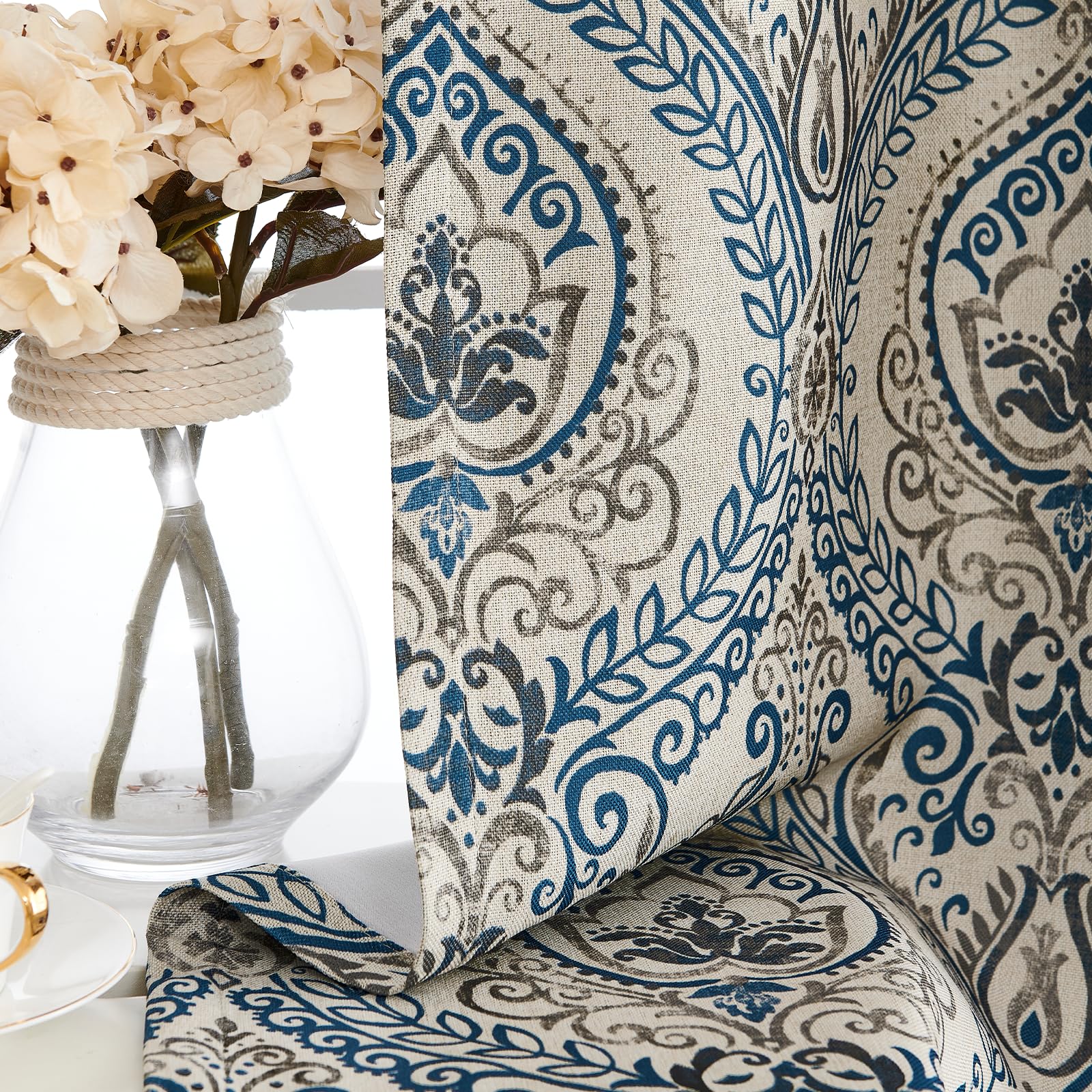Vangao Lot de 2 Rideaux occultants damassés à imprimé Cachemire Bleu pour Chambre à Coucher et Salon, Rideaux Vintage texturés en Lin, 243,8 cm, Bleu sur Beige