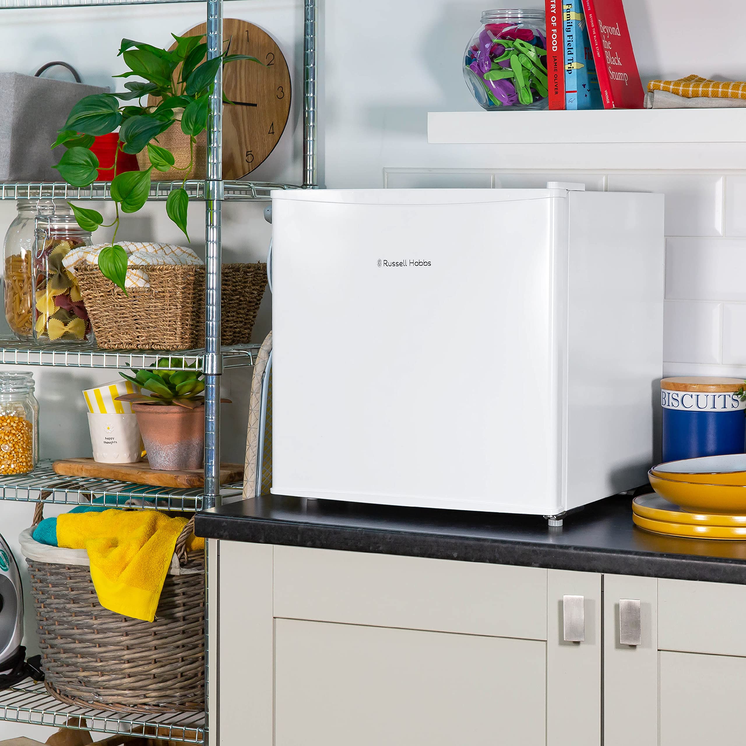 Russell Hobbs Rhttfz1-Eu, Freistehender Tischgefrierschrank, Kompakte Größe, Verstellbare Standfüße, Herausnehmbaren Gitterablagen, Gefriergerät für Büro, 31 Liter, Energieklasse F - Weiß
